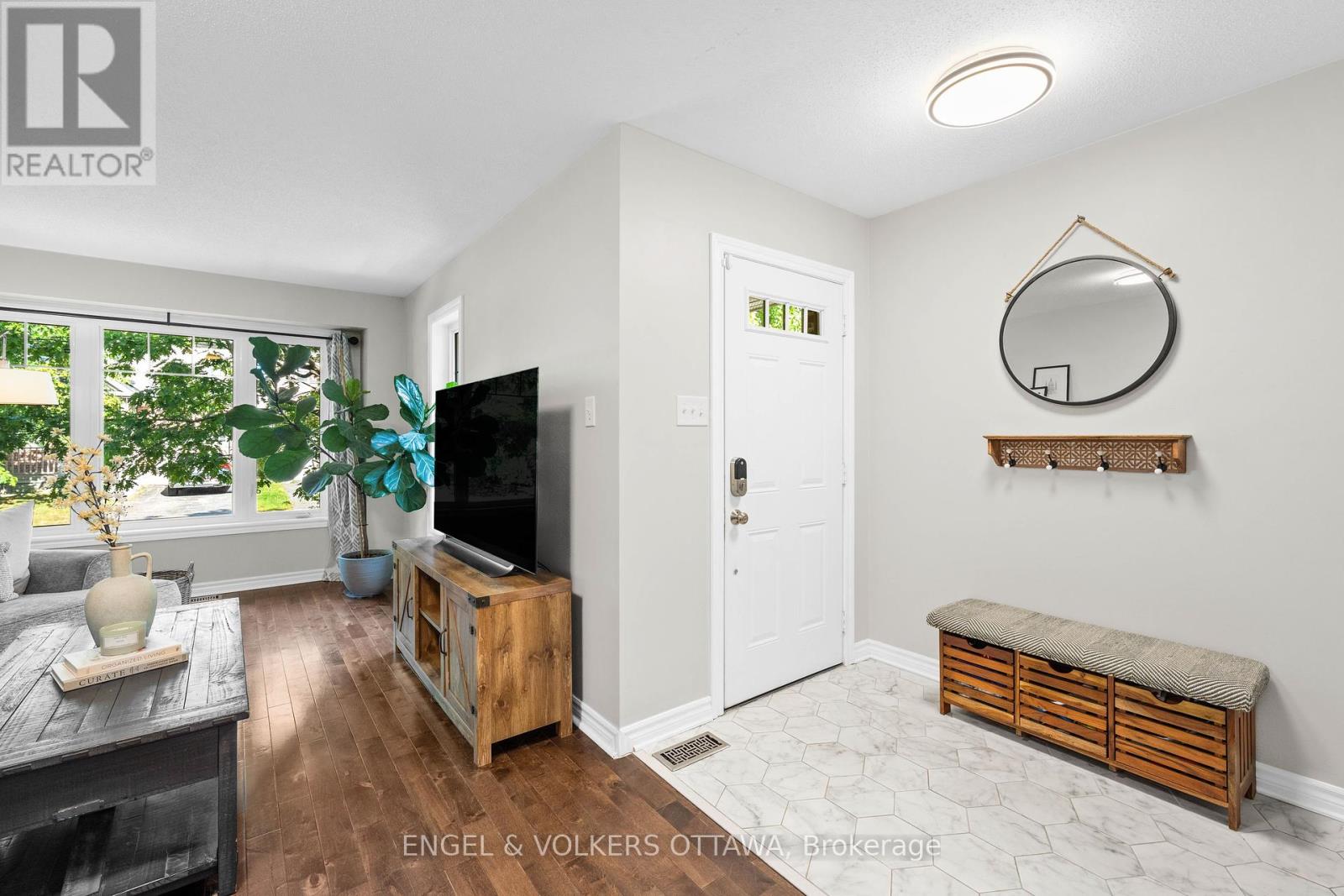 416 Vendevale Avenue, Ottawa, Ontario  K2S 0M6 - Photo 3 - X12408751