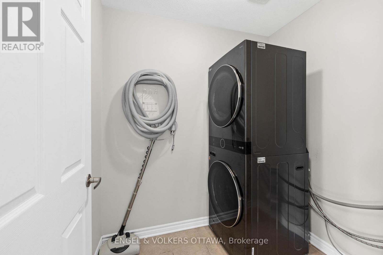 416 Vendevale Avenue, Ottawa, Ontario  K2S 0M6 - Photo 31 - X12408751