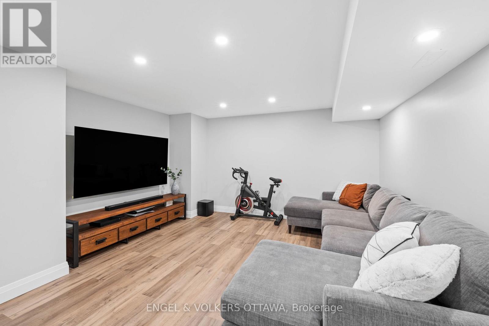 416 Vendevale Avenue, Ottawa, Ontario  K2S 0M6 - Photo 32 - X12408751