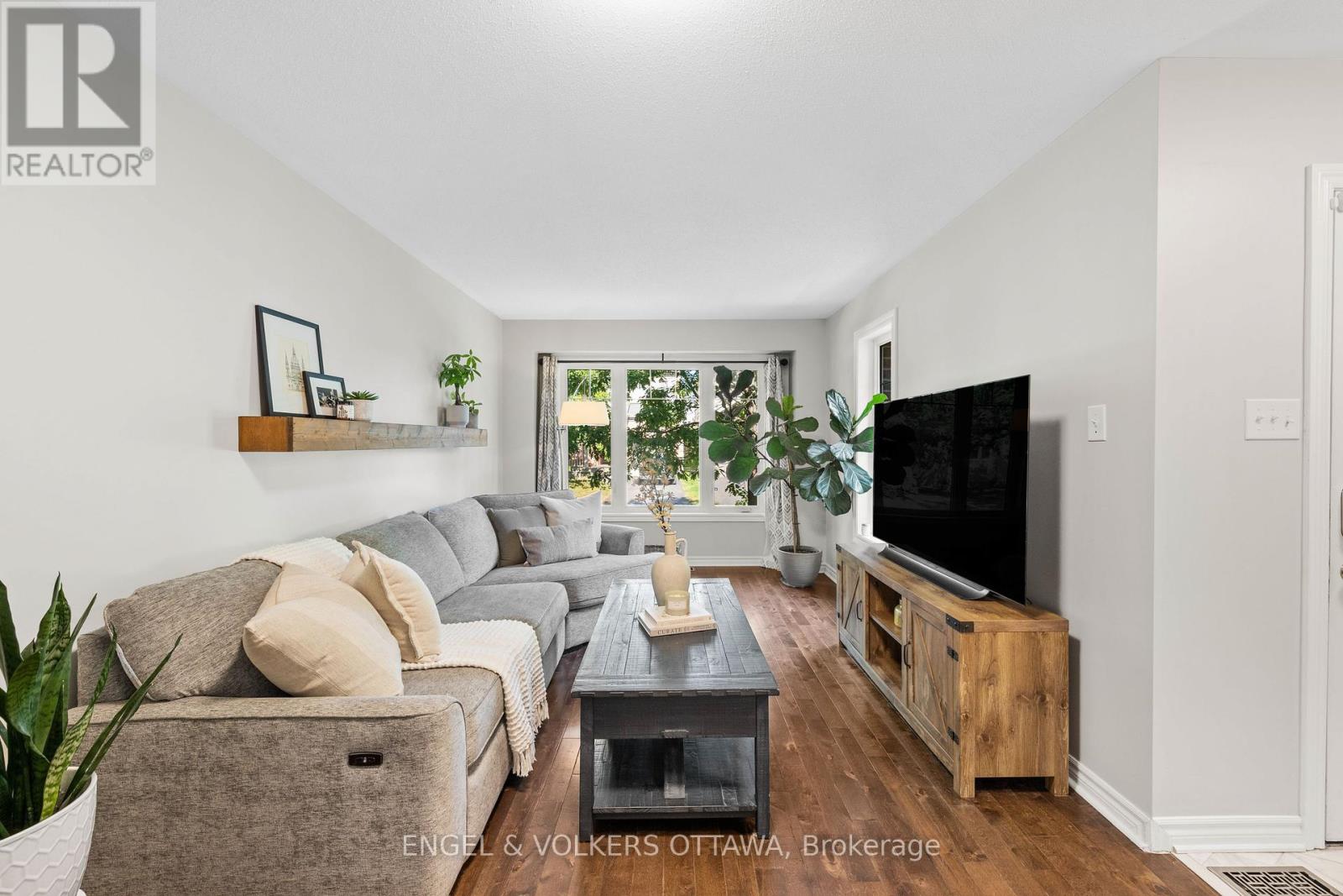 416 Vendevale Avenue, Ottawa, Ontario  K2S 0M6 - Photo 4 - X12408751