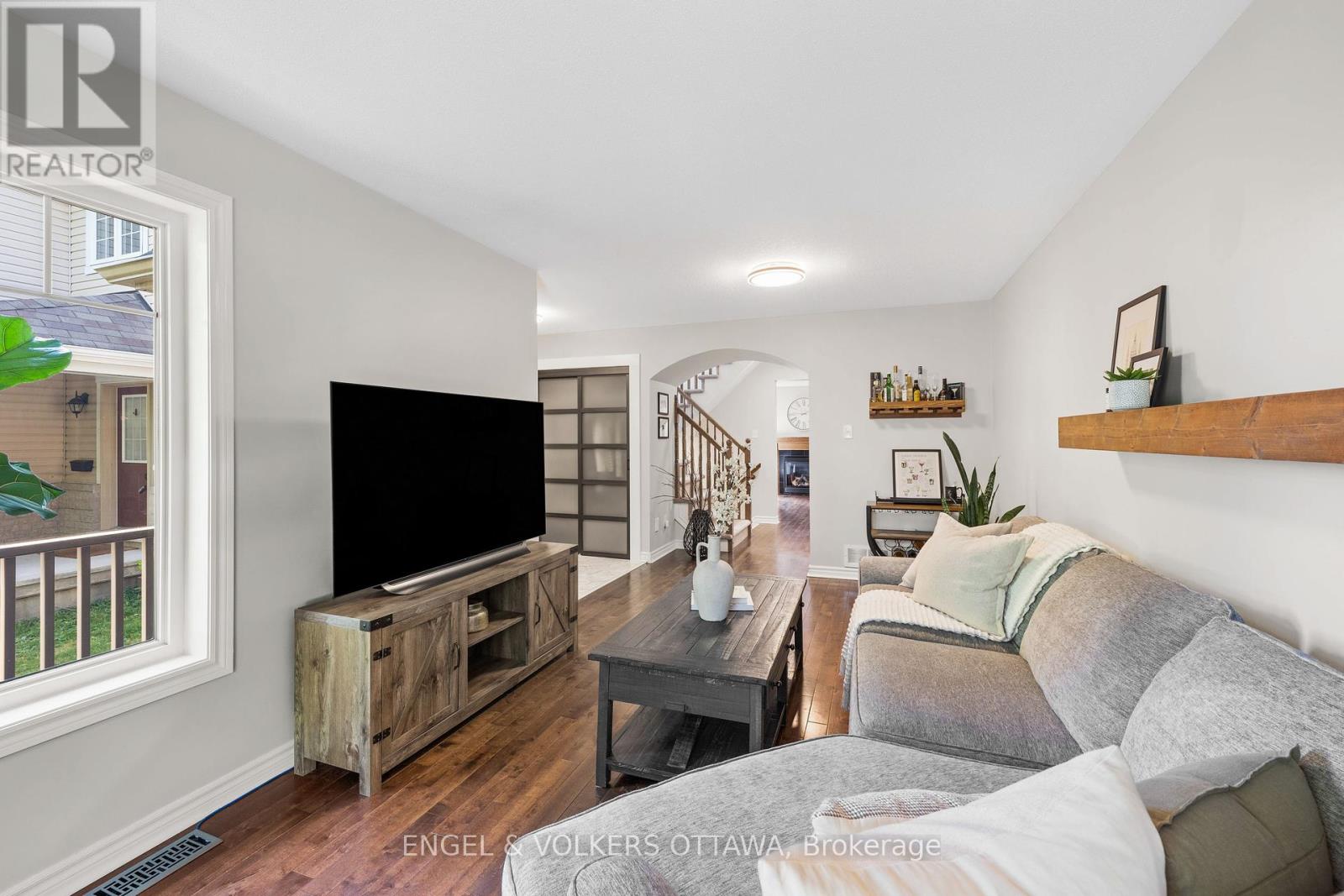 416 Vendevale Avenue, Ottawa, Ontario  K2S 0M6 - Photo 5 - X12408751
