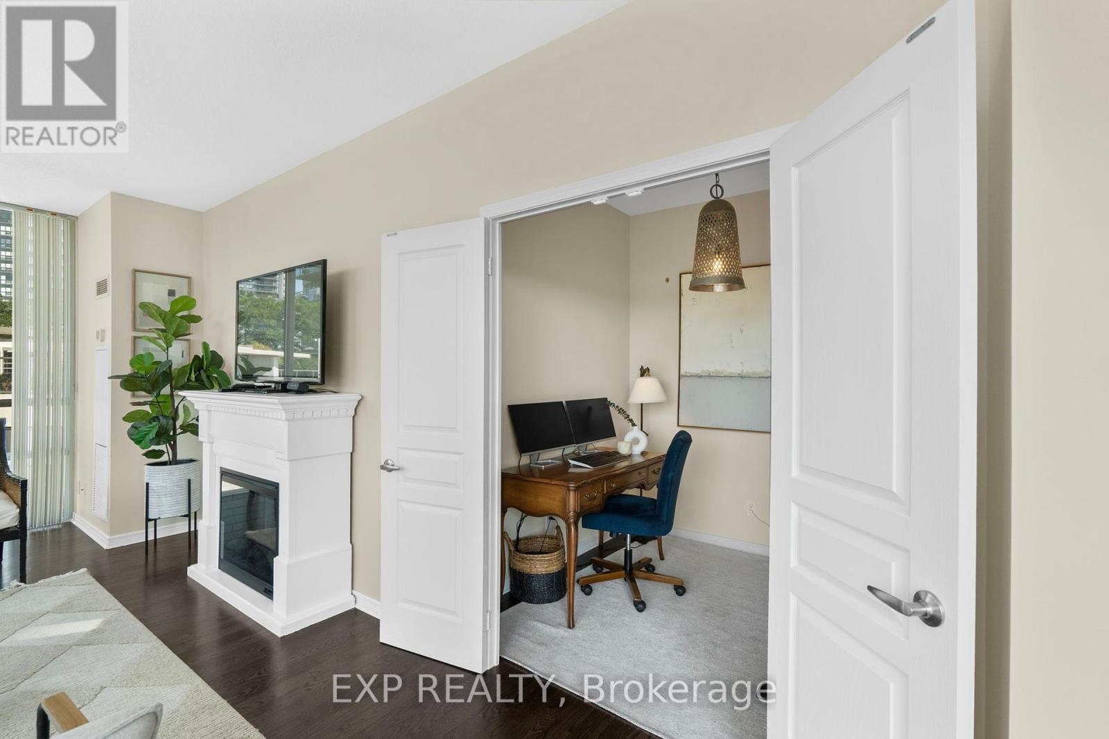 319 - 2240 Lake Shore Boulevard W, Toronto (Mimico), Ontario  M8V 1A5 - Photo 5 - W12408542