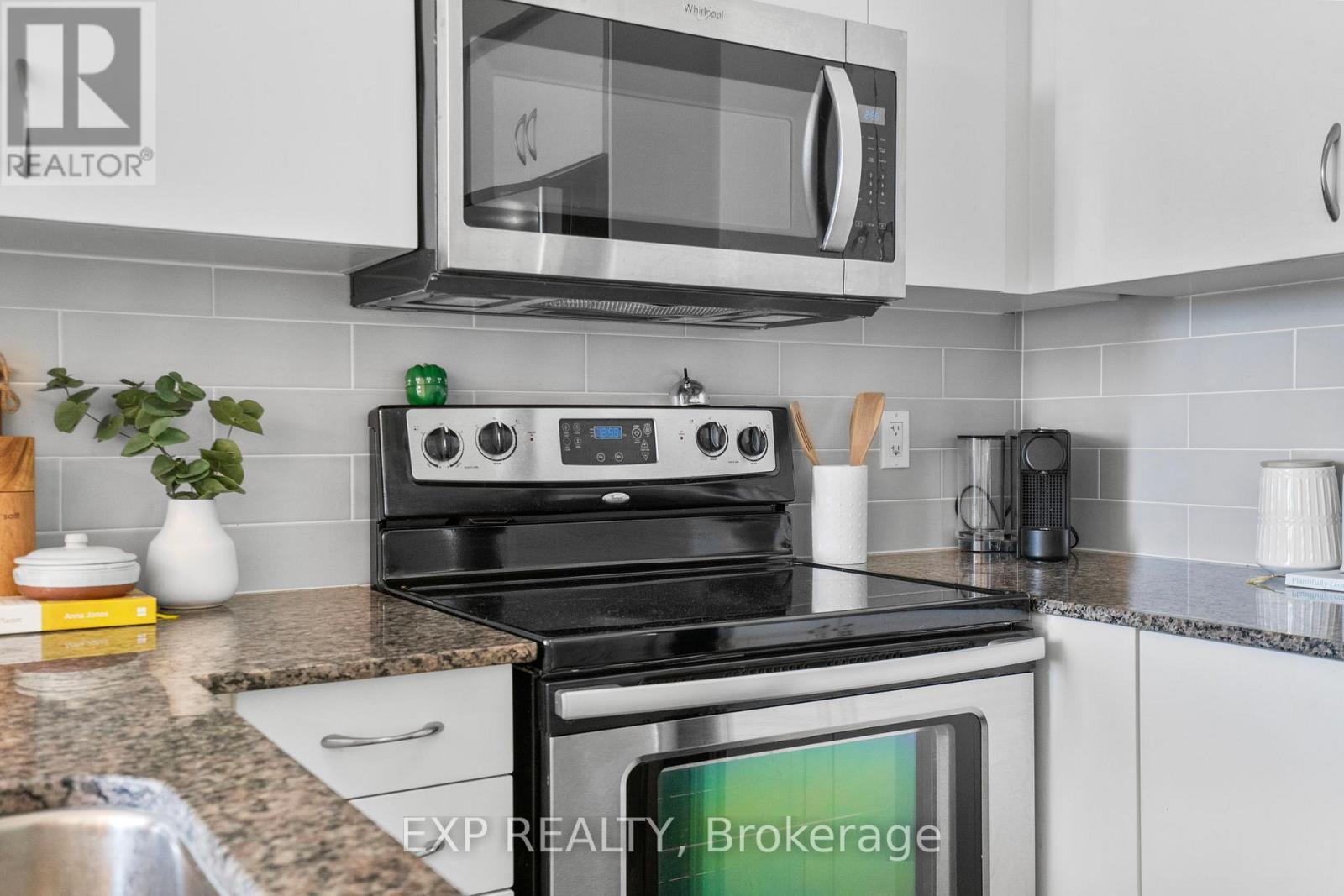 319 - 2240 Lake Shore Boulevard W, Toronto (Mimico), Ontario  M8V 1A5 - Photo 7 - W12408542