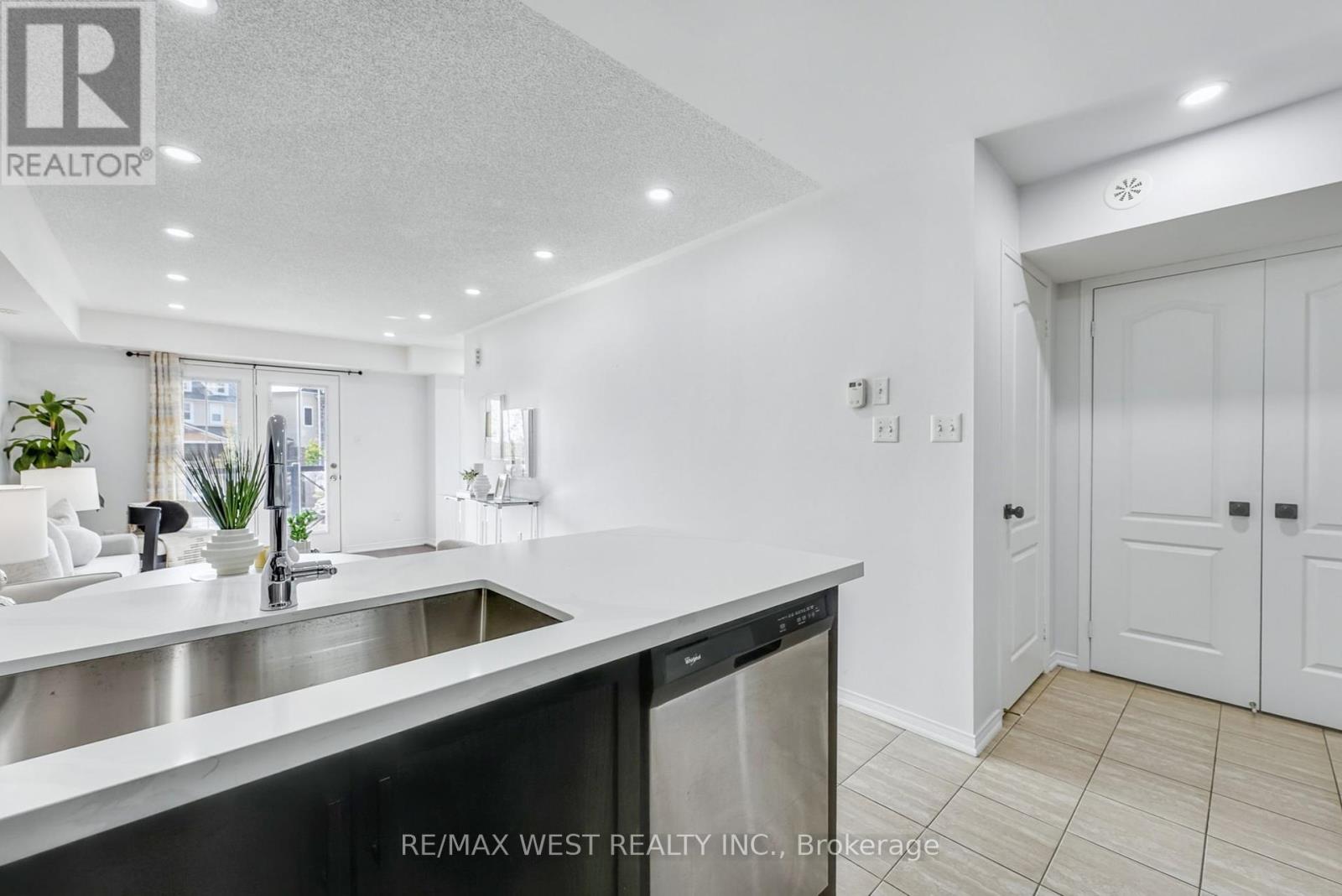 12 - 15 Hays Boulevard, Oakville, Ontario  L6H 0H8 - Photo 13 - W12408546