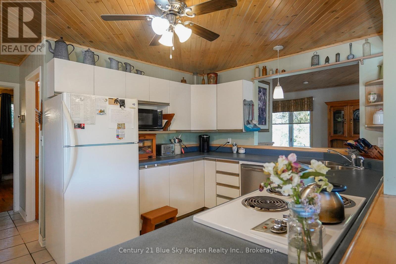 5065 Highway 11 N, Temagami, Ontario  P0H 1H0 - Photo 12 - X12408741