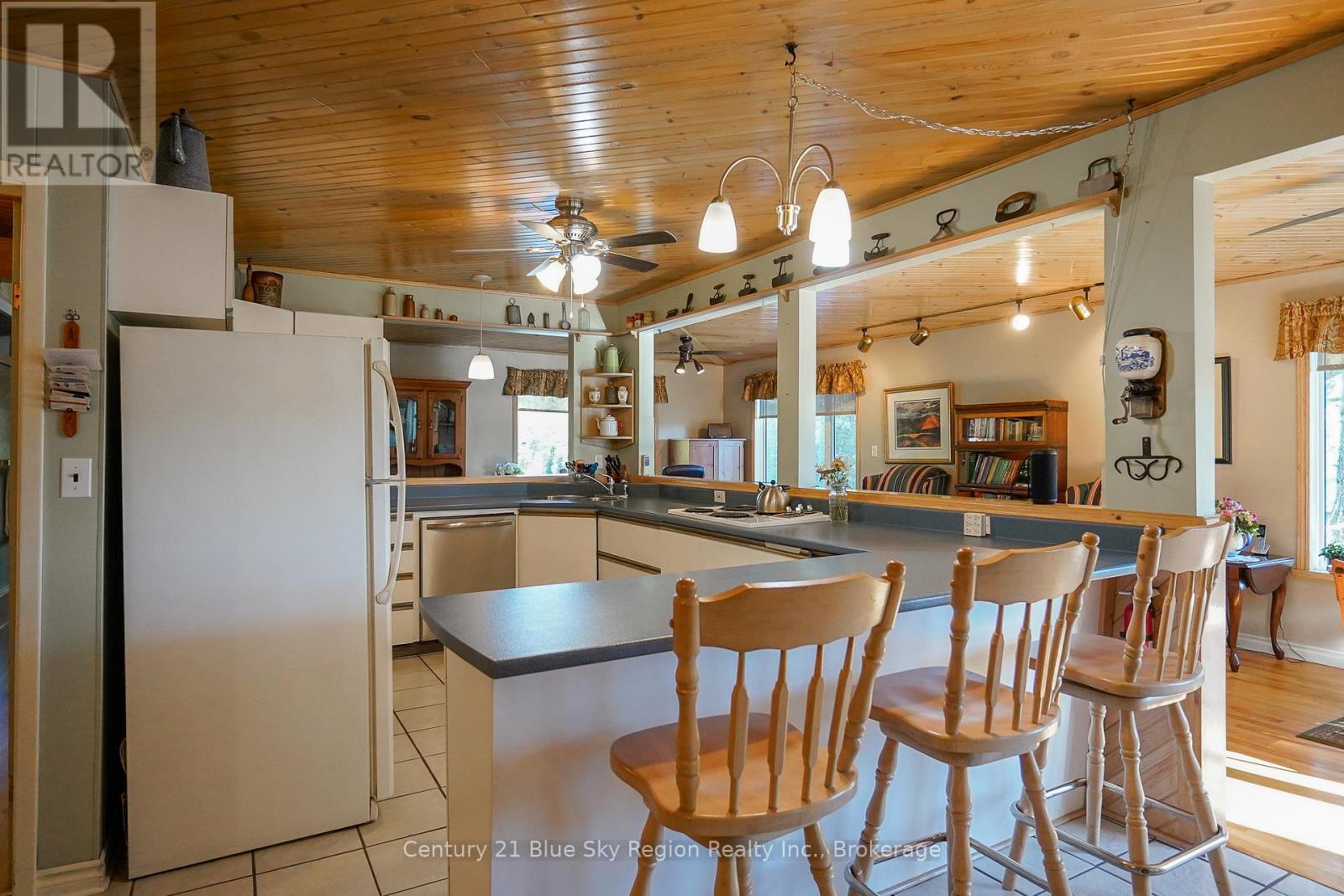 5065 Highway 11 N, Temagami, Ontario  P0H 1H0 - Photo 10 - X12408741
