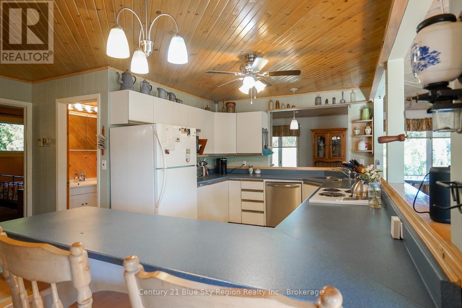 5065 Highway 11 N, Temagami, Ontario  P0H 1H0 - Photo 11 - X12408741