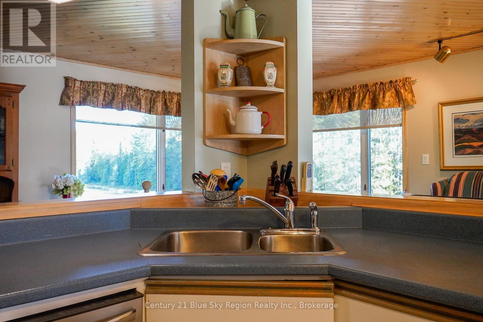 5065 Highway 11 N, Temagami, Ontario  P0H 1H0 - Photo 14 - X12408741