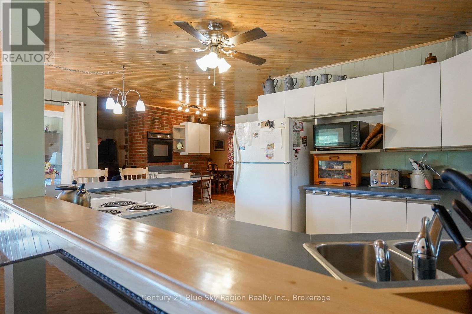 5065 Highway 11 N, Temagami, Ontario  P0H 1H0 - Photo 13 - X12408741