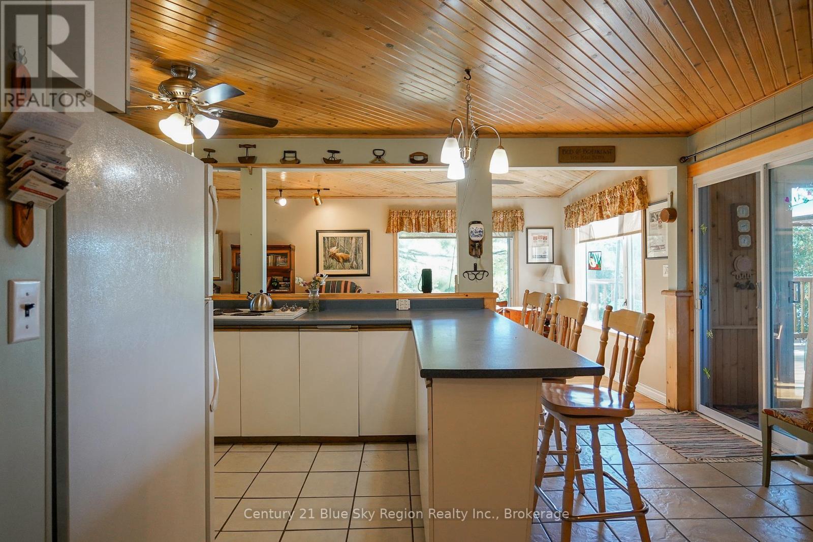 5065 Highway 11 N, Temagami, Ontario  P0H 1H0 - Photo 9 - X12408741