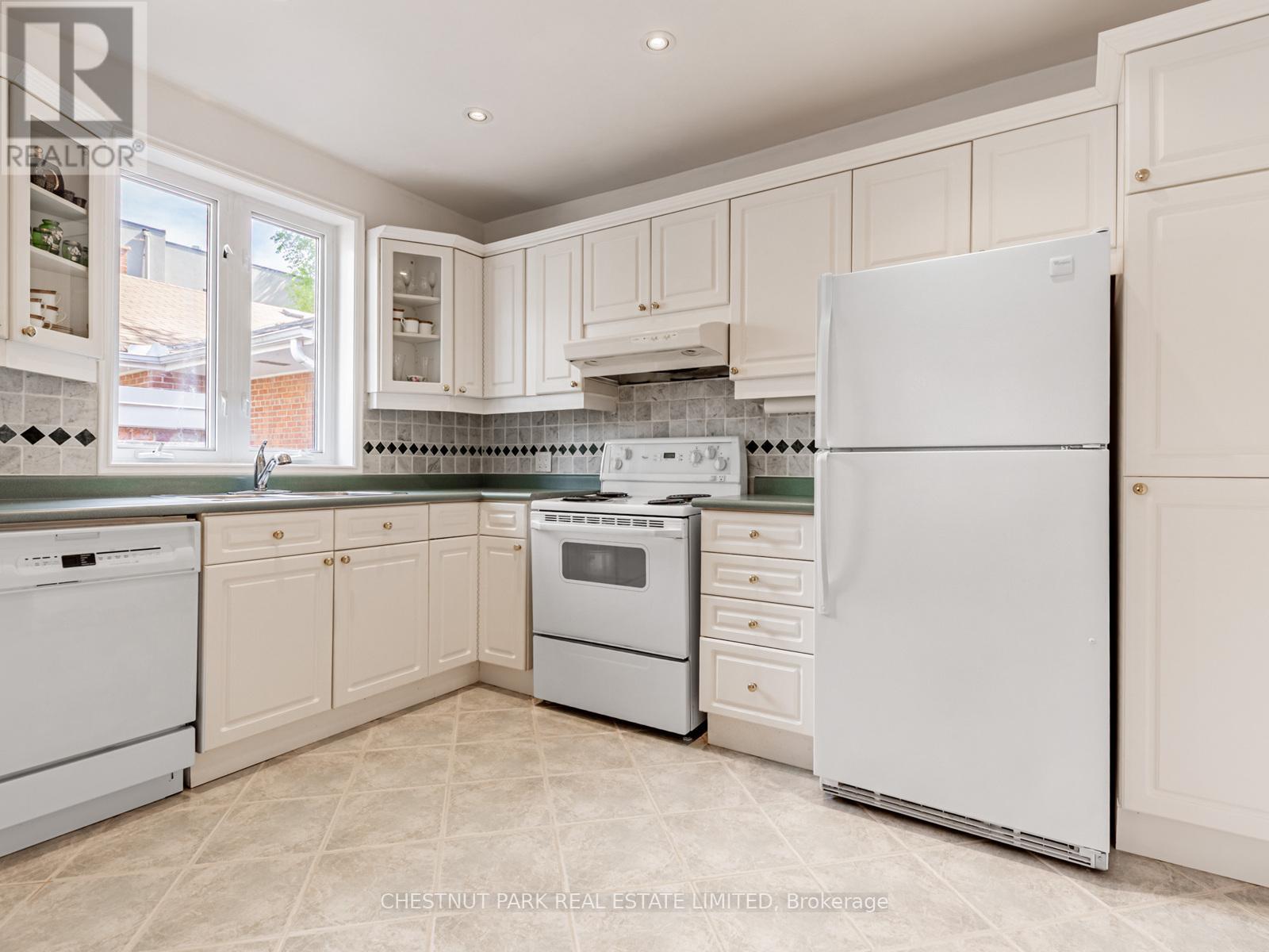 397 Cortleigh Boulevard, Toronto, Ontario  M5N 1R4 - Photo 11 - C12408621
