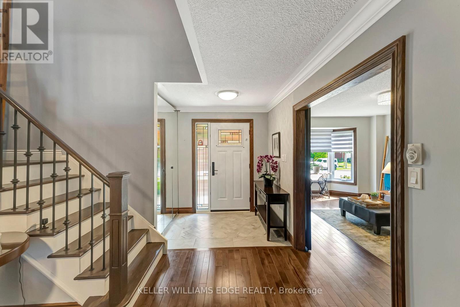 2024 Markle Drive, Oakville, Ontario  L6H 3T3 - Photo 4 - W12408584