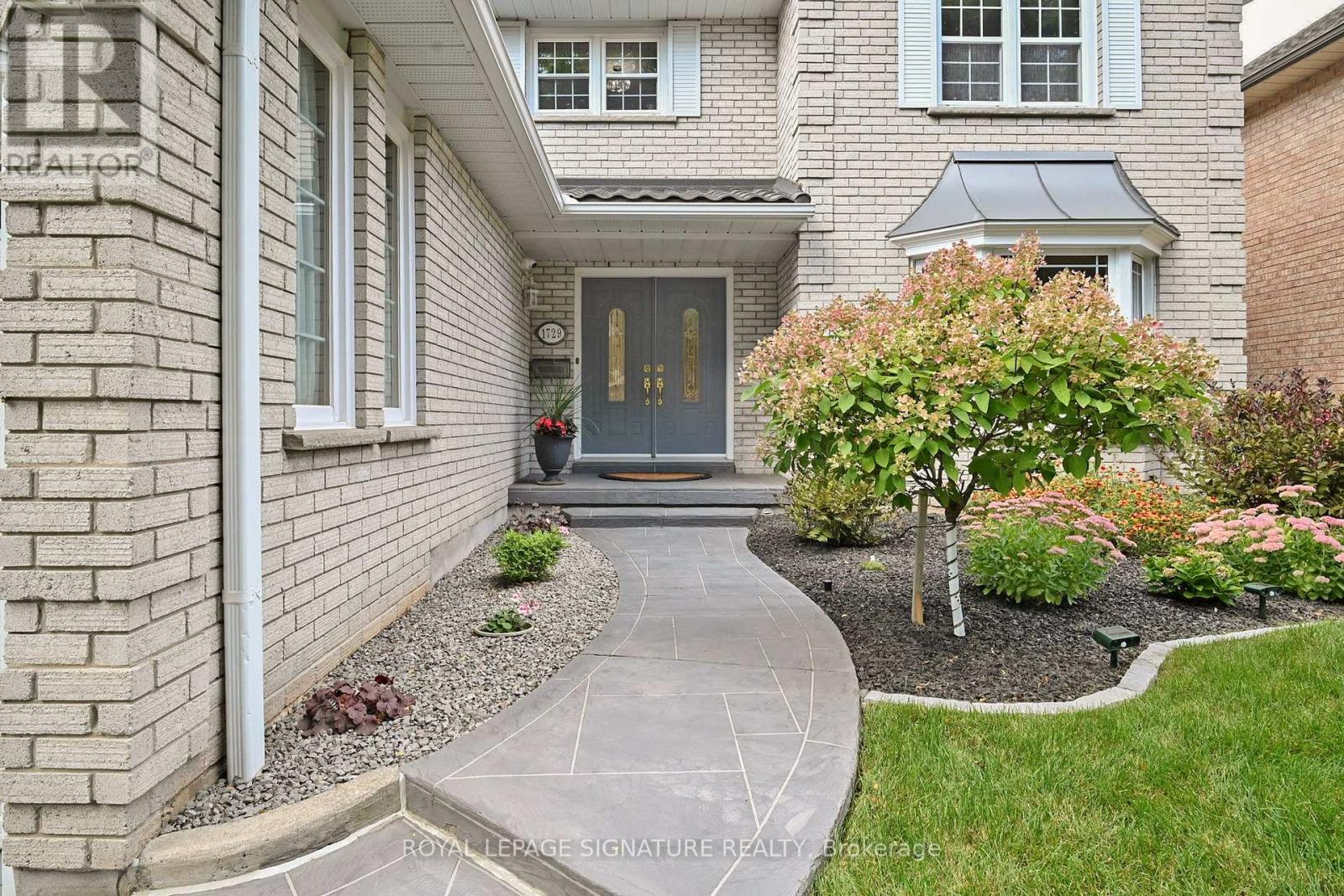 1729 Pengilley Place, Mississauga, Ontario  L5J 4R8 - Photo 4 - W12408728