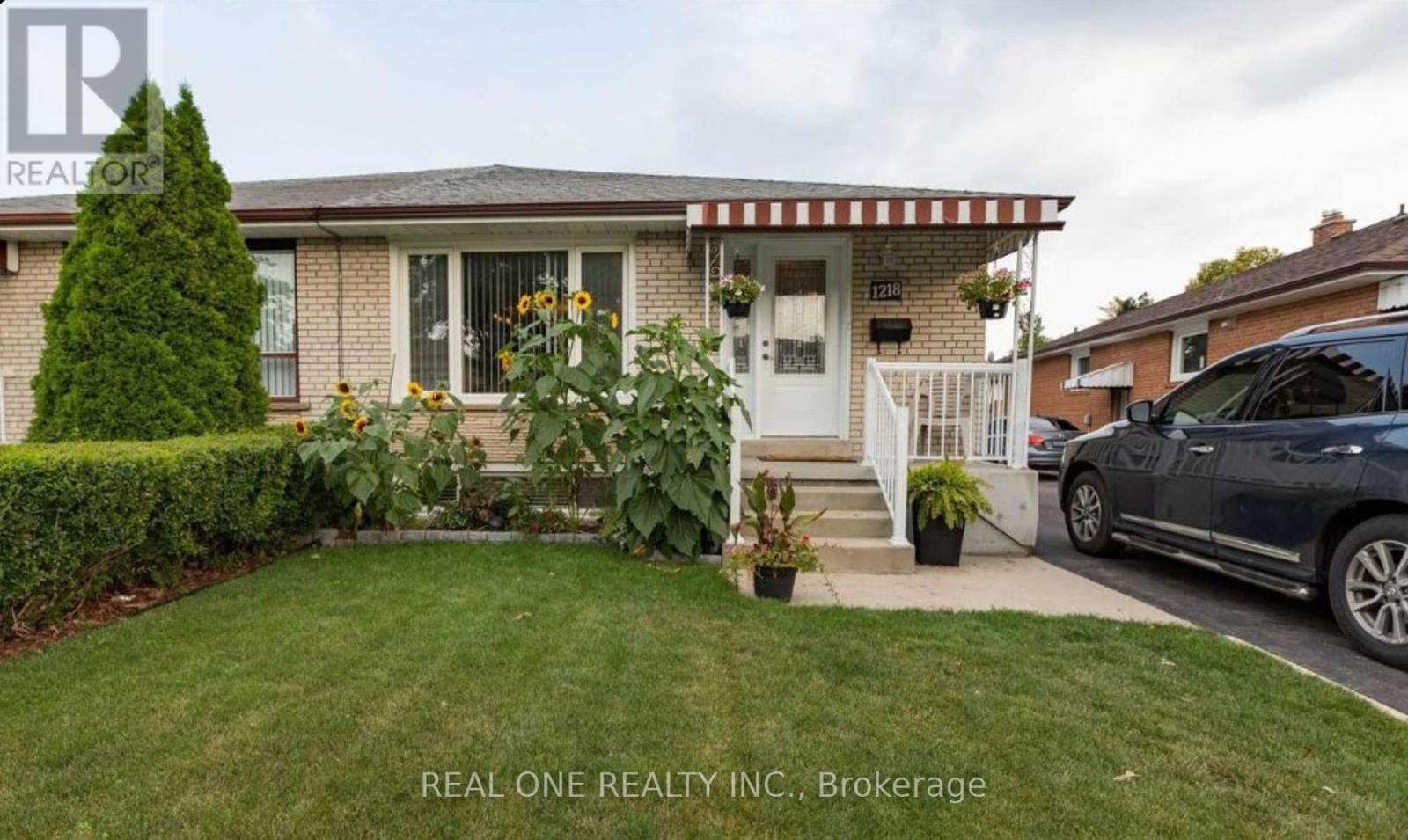 1218 Shamir Crescent, Mississauga, Ontario  L5C 1L1 - Photo 1 - W12408748