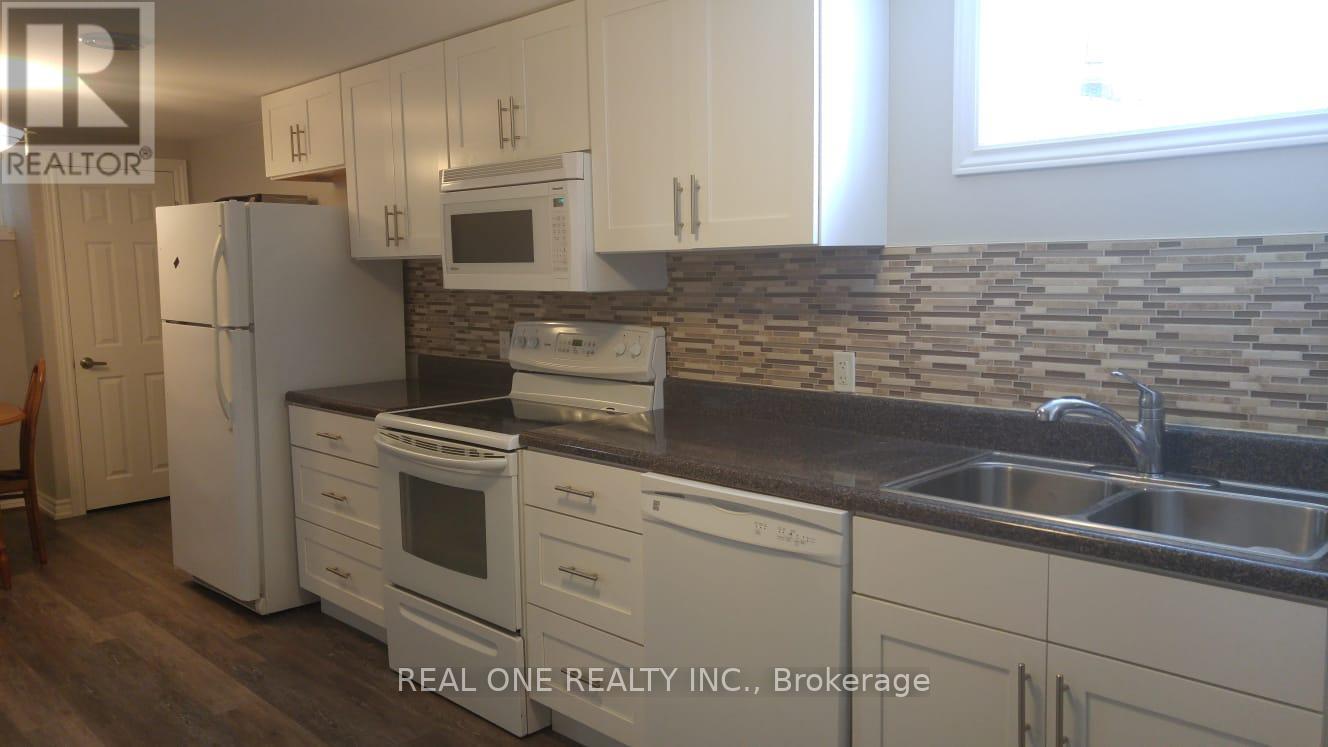 1218 Shamir Crescent, Mississauga, Ontario  L5C 1L1 - Photo 4 - W12408748