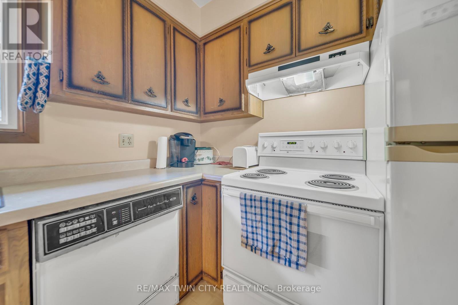 395 Mossom Place, Waterloo, Ontario  N2K 2G7 - Photo 10 - X12408626