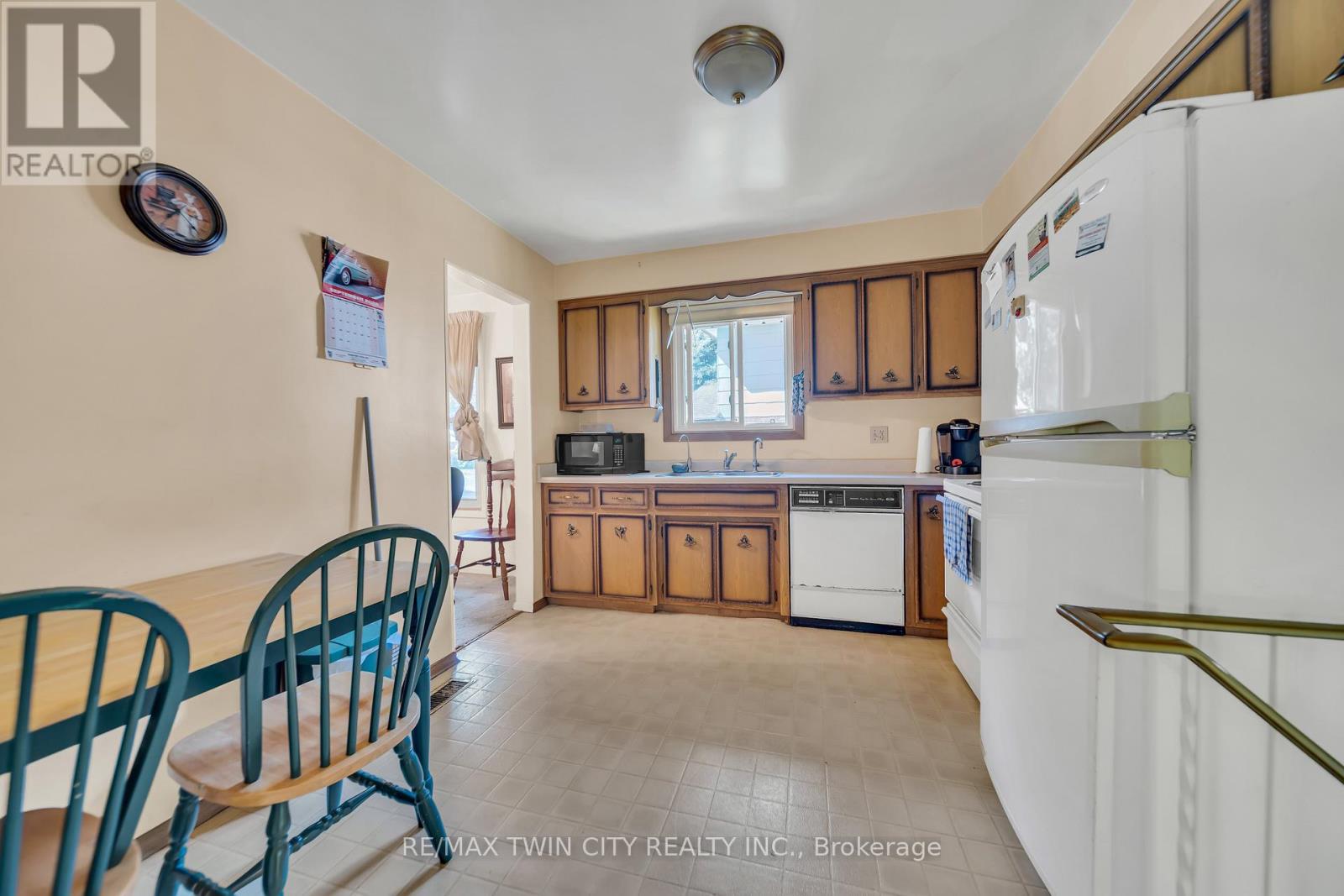395 Mossom Place, Waterloo, Ontario  N2K 2G7 - Photo 8 - X12408626