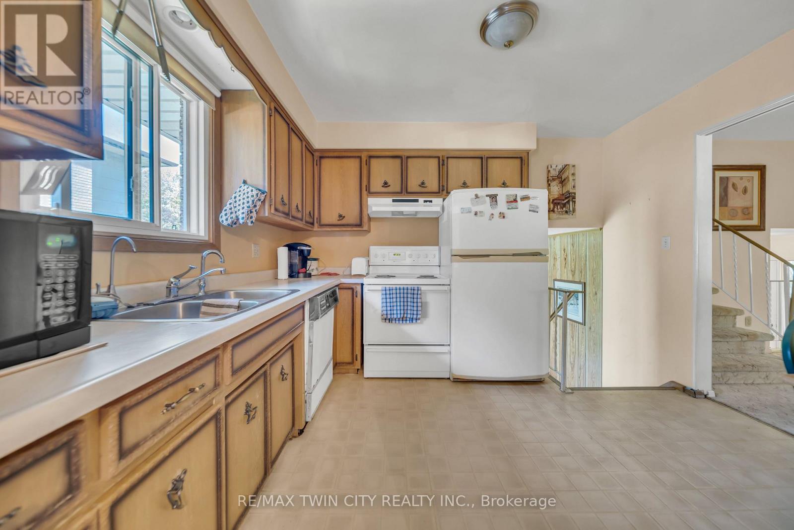 395 Mossom Place, Waterloo, Ontario  N2K 2G7 - Photo 9 - X12408626