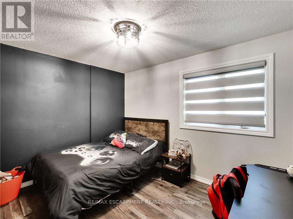 22 Hedgelawn Drive, Grimsby, Ontario  L3M 5G9 - Photo 18 - X12408725