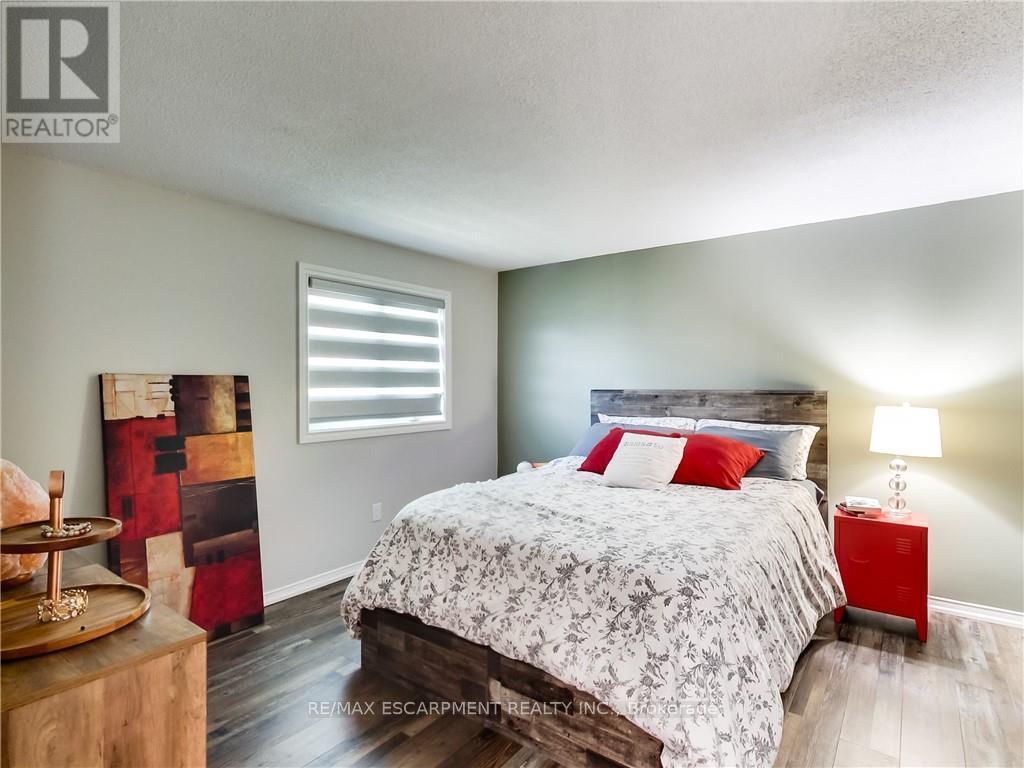 22 Hedgelawn Drive, Grimsby, Ontario  L3M 5G9 - Photo 20 - X12408725