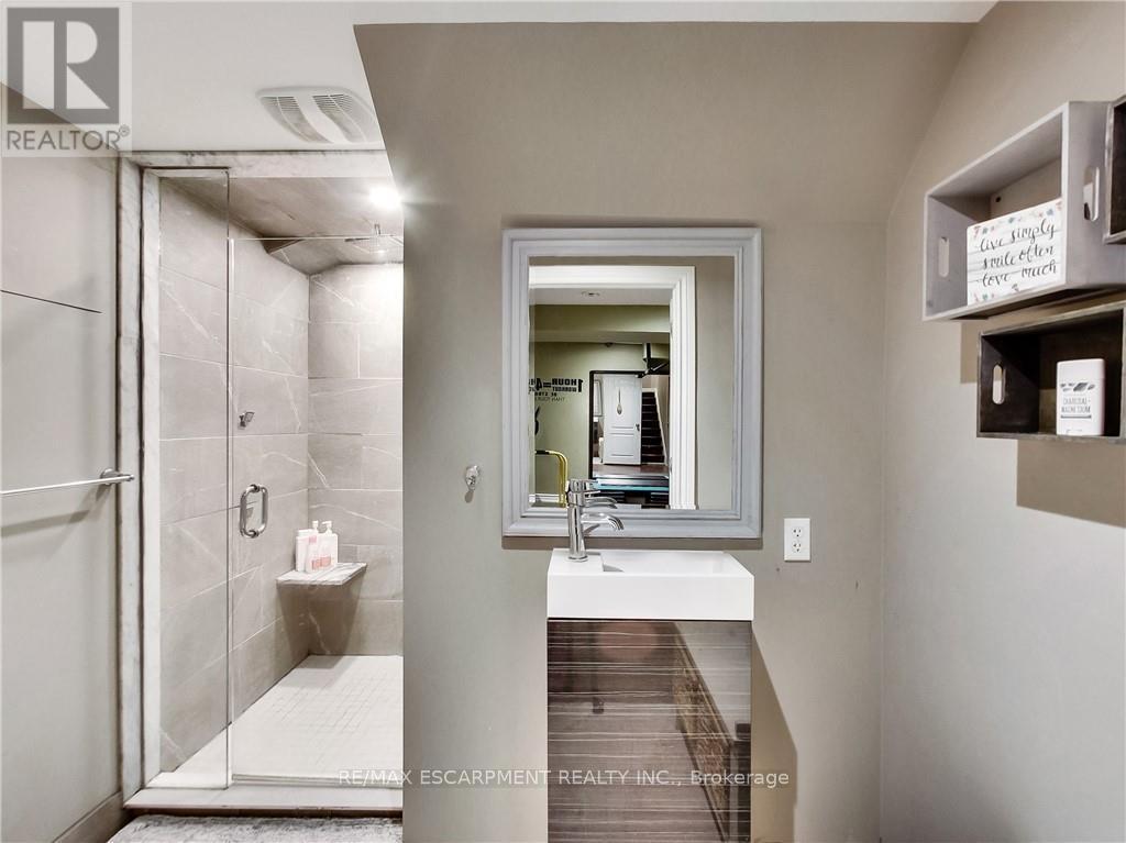 22 Hedgelawn Drive, Grimsby, Ontario  L3M 5G9 - Photo 22 - X12408725