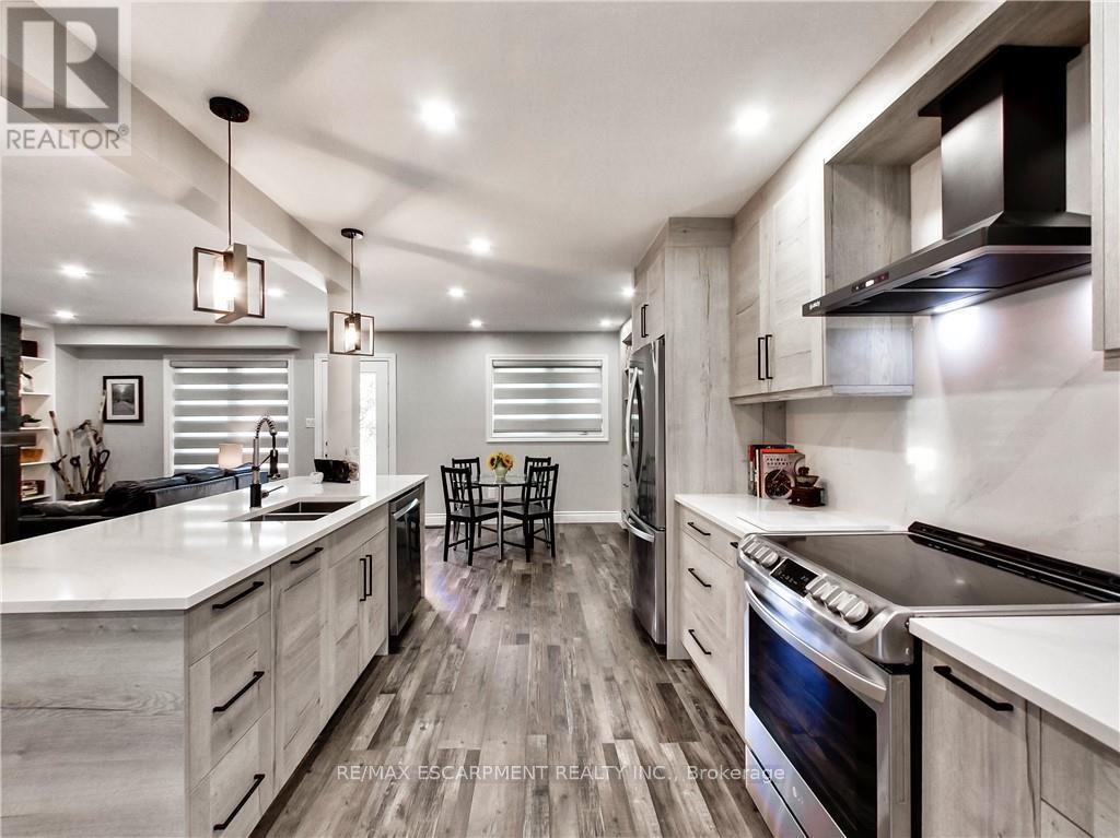 22 Hedgelawn Drive, Grimsby, Ontario  L3M 5G9 - Photo 6 - X12408725