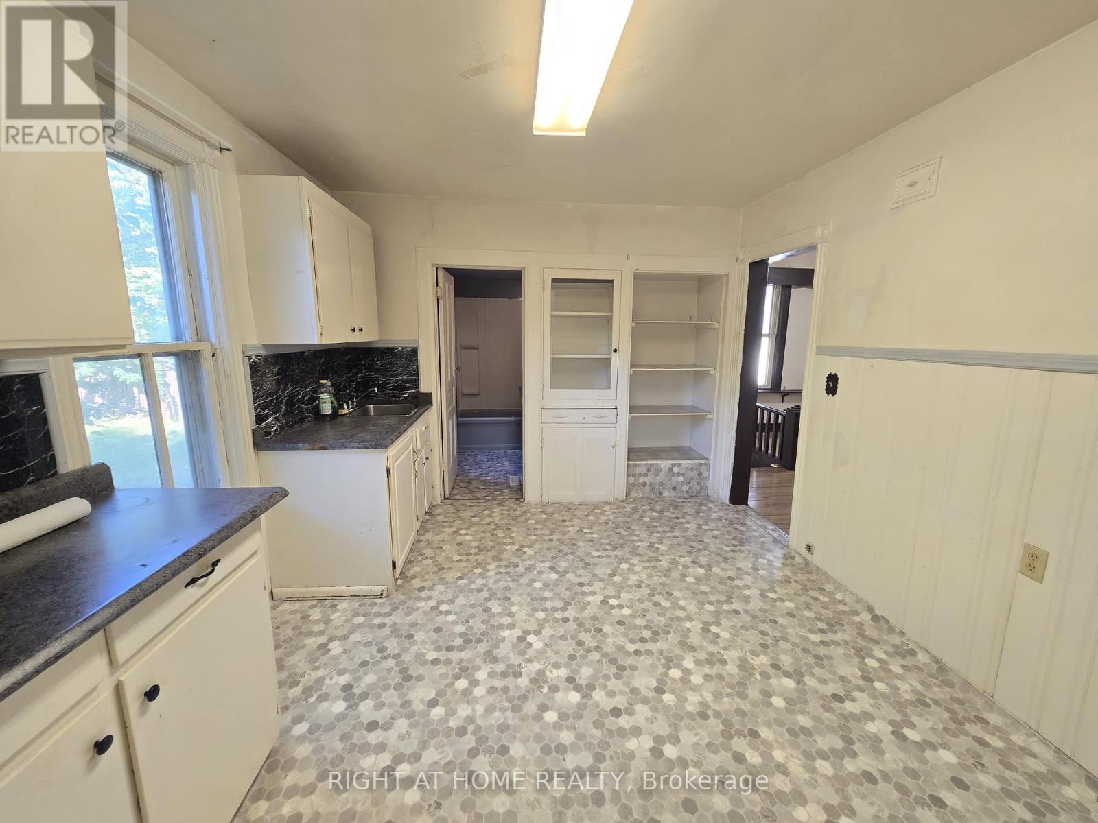 939 Wellington Street, Windsor, Ontario  N9A 5K2 - Photo 10 - X12408727