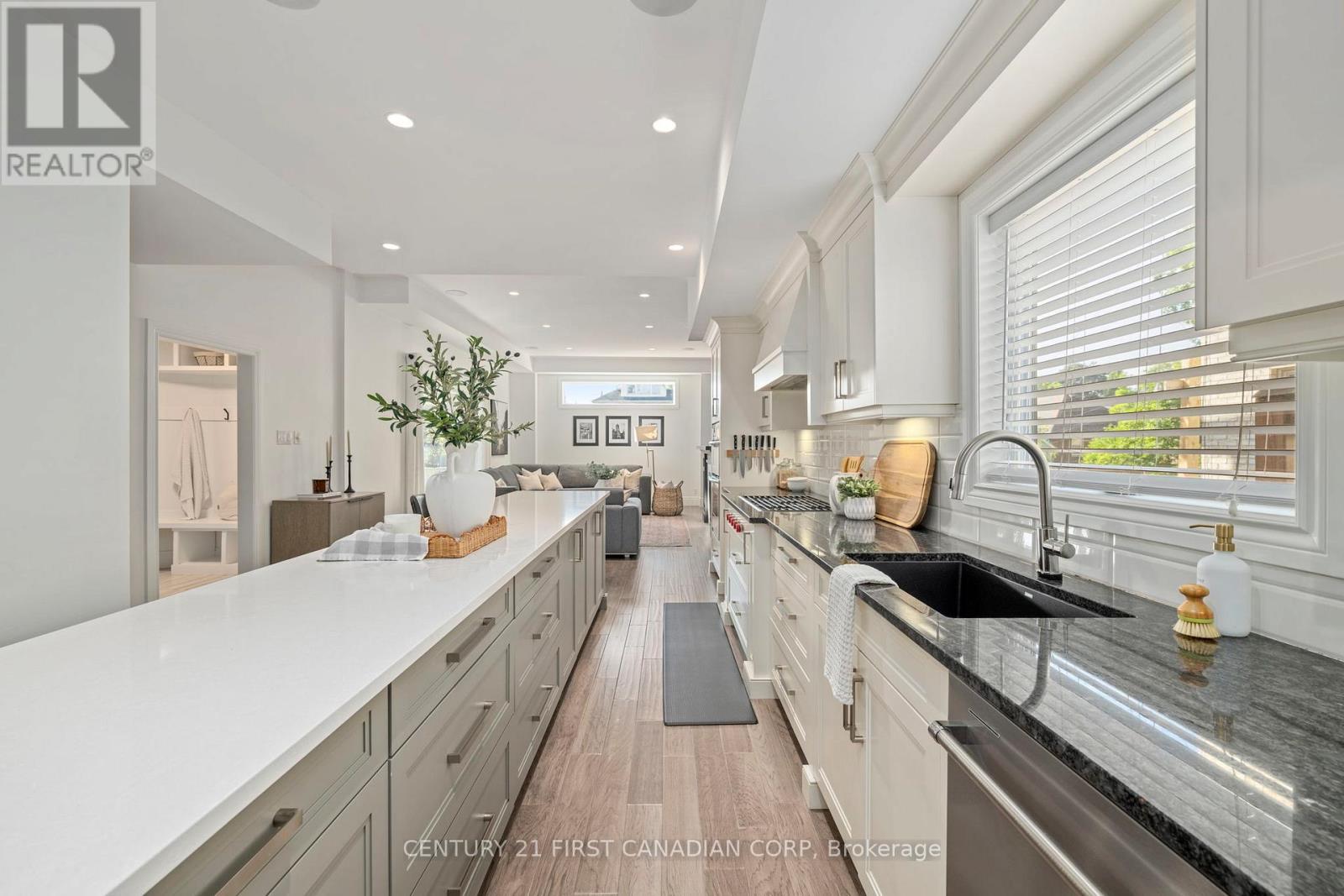 239 Tecumseh Avenue E, London South, Ontario  N6C 1S7 - Photo 12 - X12409070