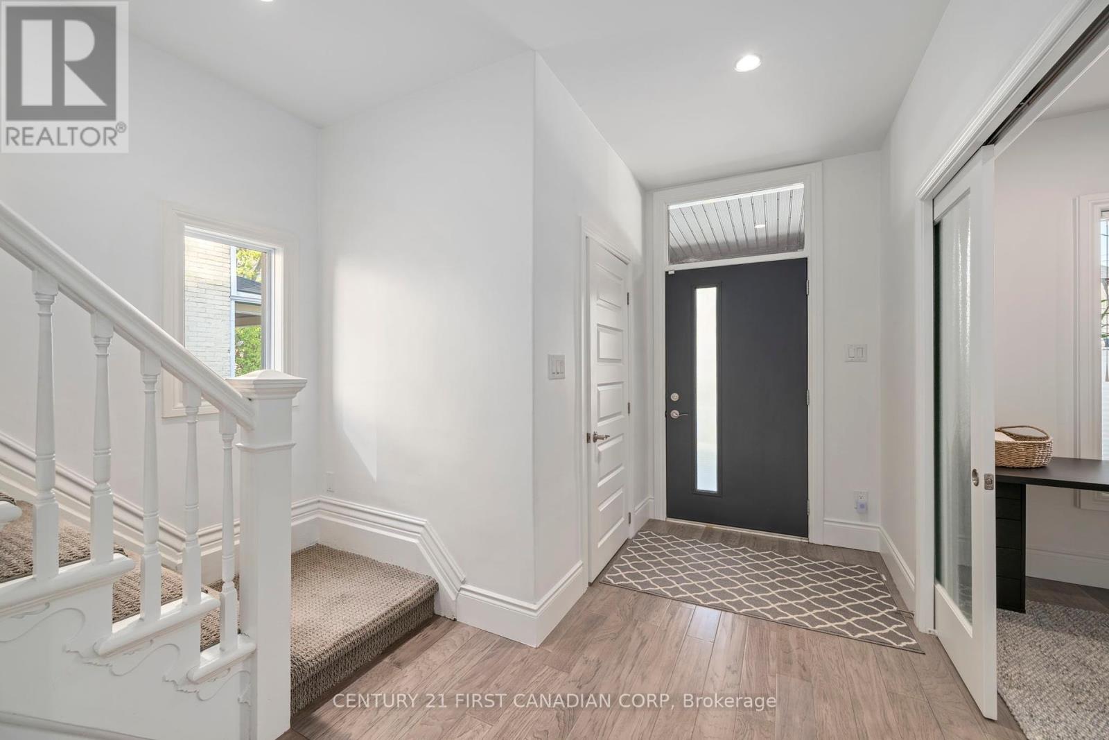 239 Tecumseh Avenue E, London South, Ontario  N6C 1S7 - Photo 4 - X12409070