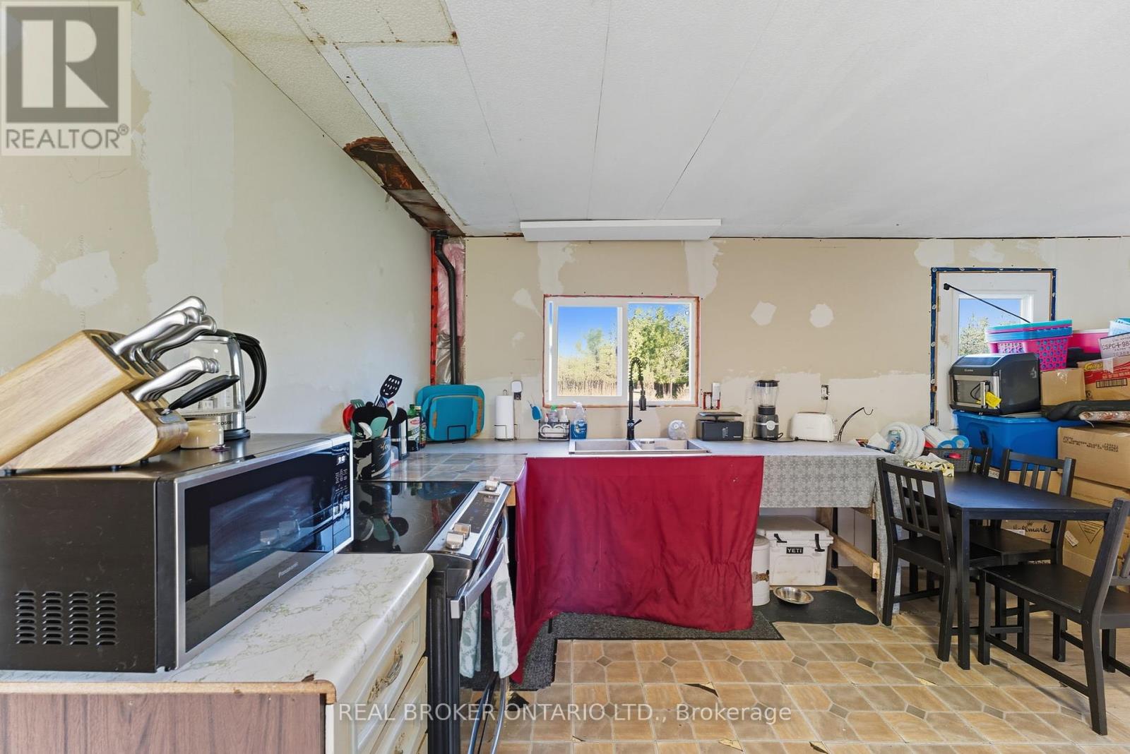 1011 Whitney Road, North Grenville, Ontario  K0G 1J0 - Photo 10 - X12409114