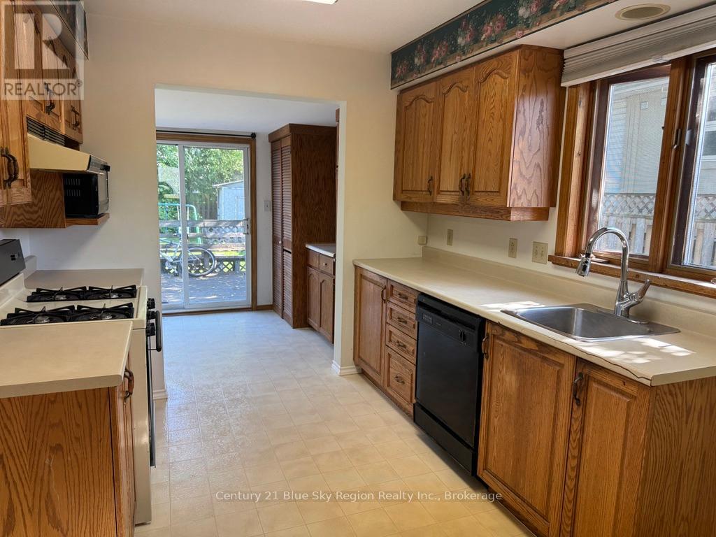 140 Fifth Avenue W, North Bay, Ontario  P1B 3N5 - Photo 2 - X12409022