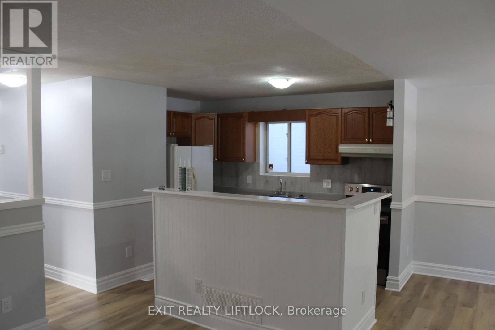 166 Stewart Street, Peterborough, Ontario  K9J 3M5 - Photo 2 - X12408920