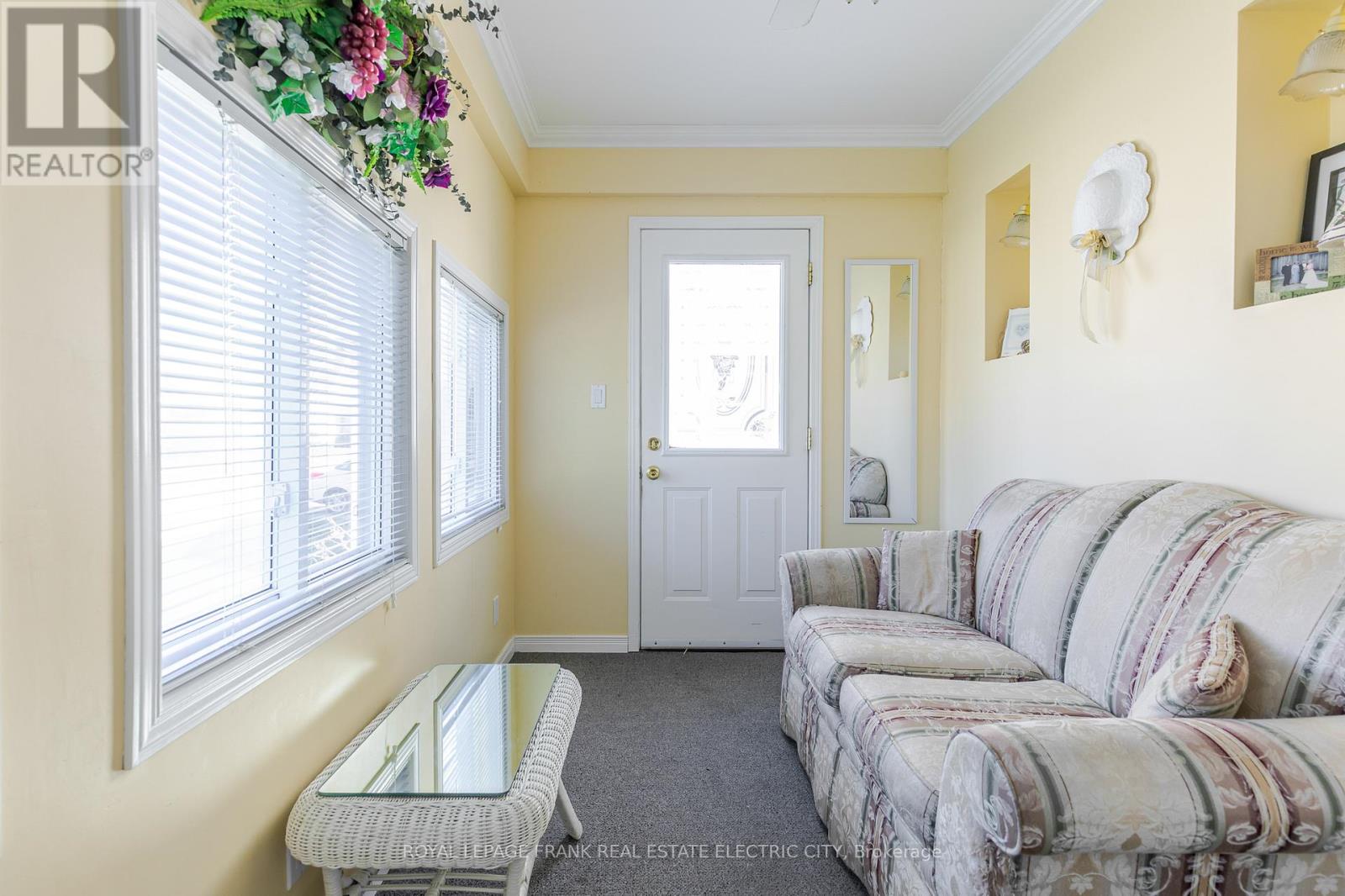 287 Mcgill Street, Peterborough, Ontario  K9J 1W4 - Photo 4 - X12409049