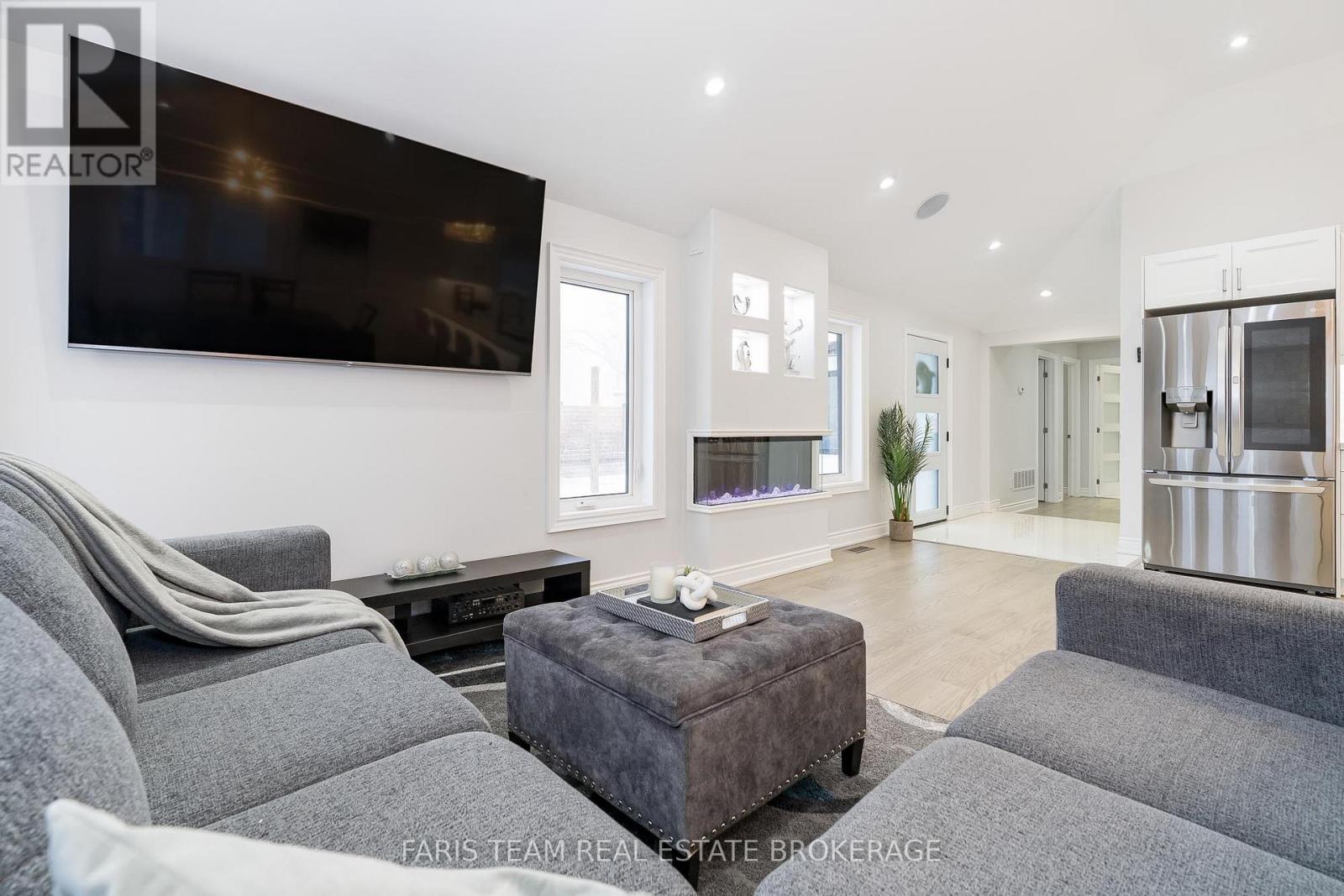 1135 Poplar Drive, Innisfil, Ontario  L0L 1R0 - Photo 13 - N12408833