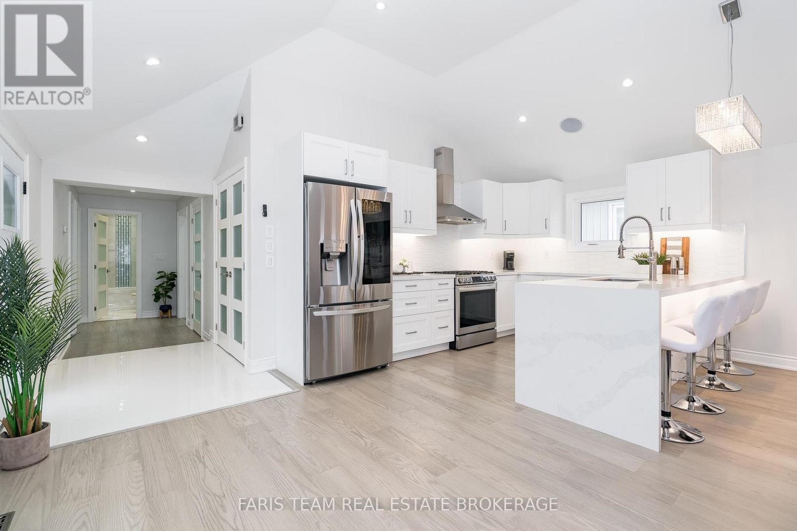 1135 Poplar Drive, Innisfil, Ontario  L0L 1R0 - Photo 6 - N12408833
