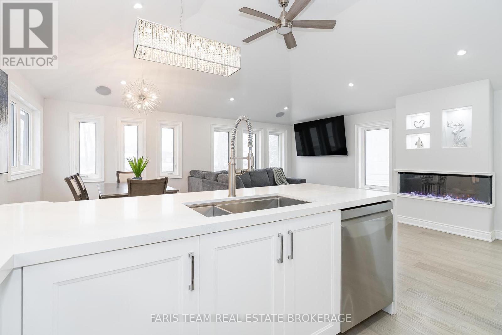 1135 Poplar Drive, Innisfil, Ontario  L0L 1R0 - Photo 9 - N12408833