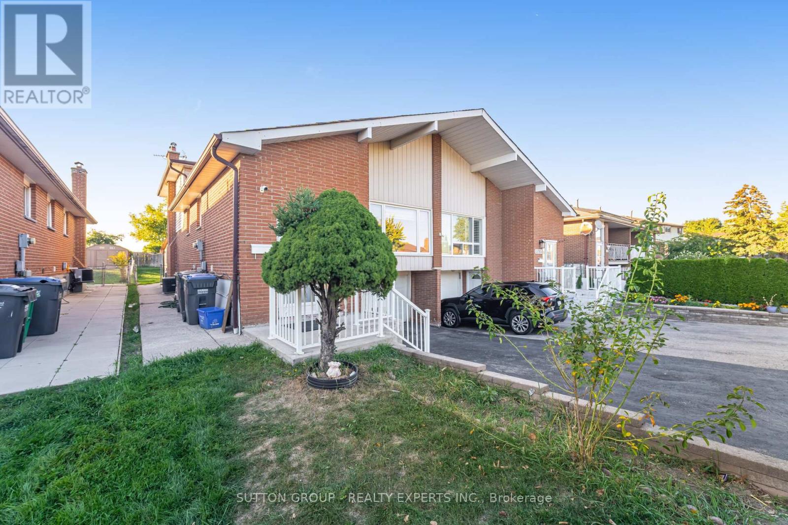 3783 Keenan Crescent, Mississauga, Ontario  L4T 3M1 - Photo 3 - W12408904