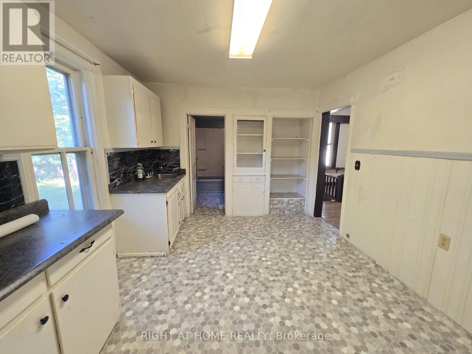 939 Wellington Street, Windsor, Ontario  N9A 5K2 - Photo 10 - X12408846