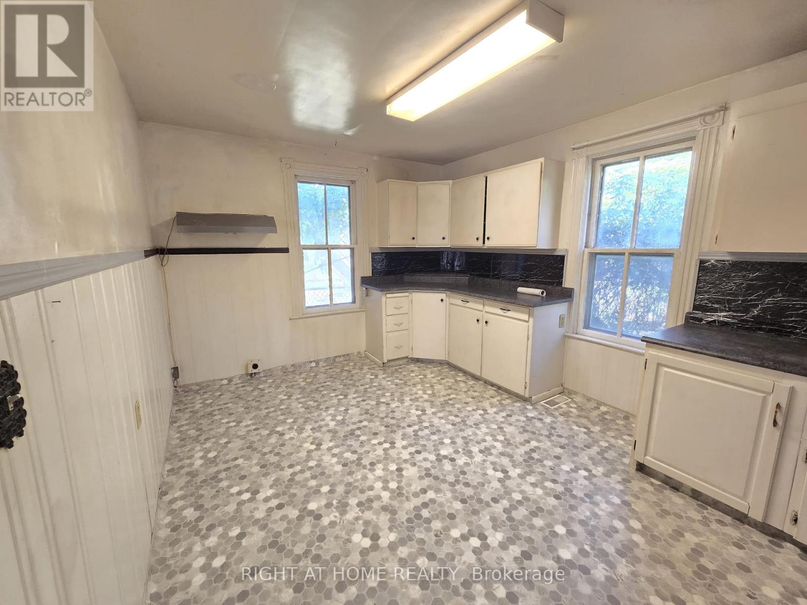939 Wellington Street, Windsor, Ontario  N9A 5K2 - Photo 11 - X12408846