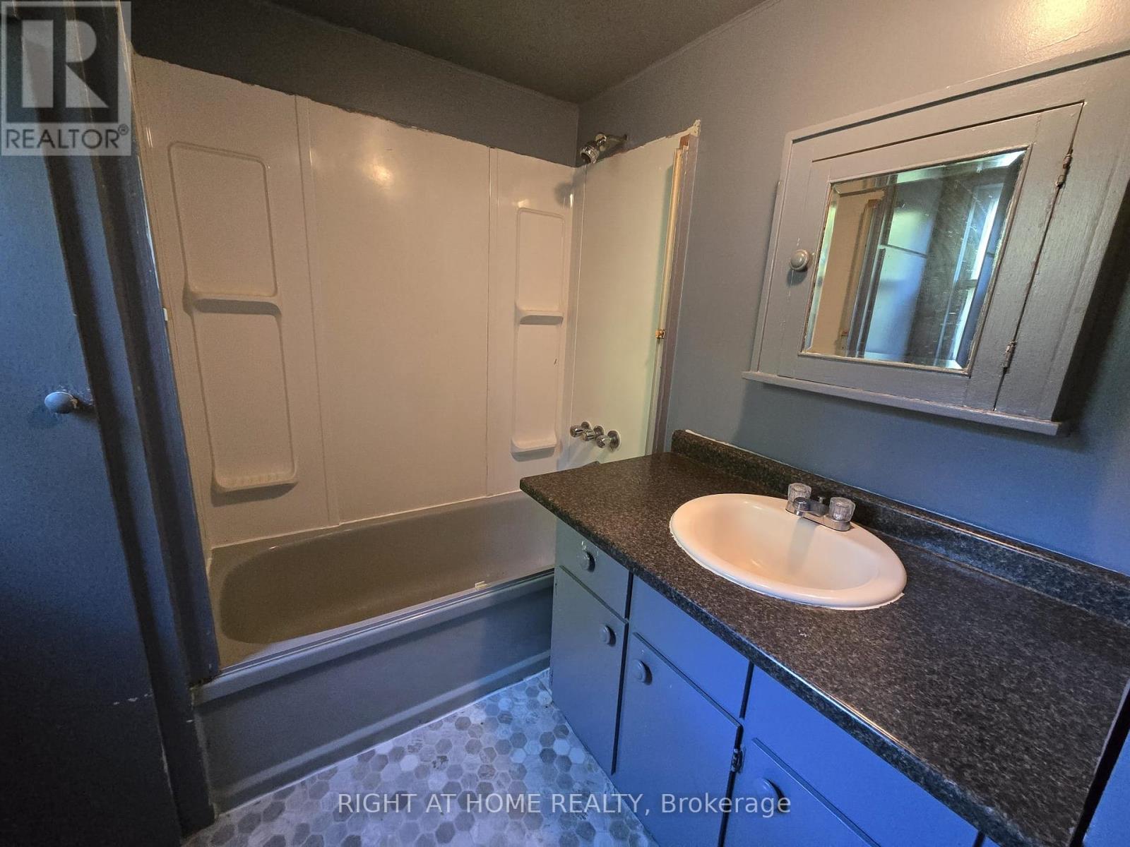 939 Wellington Street, Windsor, Ontario  N9A 5K2 - Photo 17 - X12408846