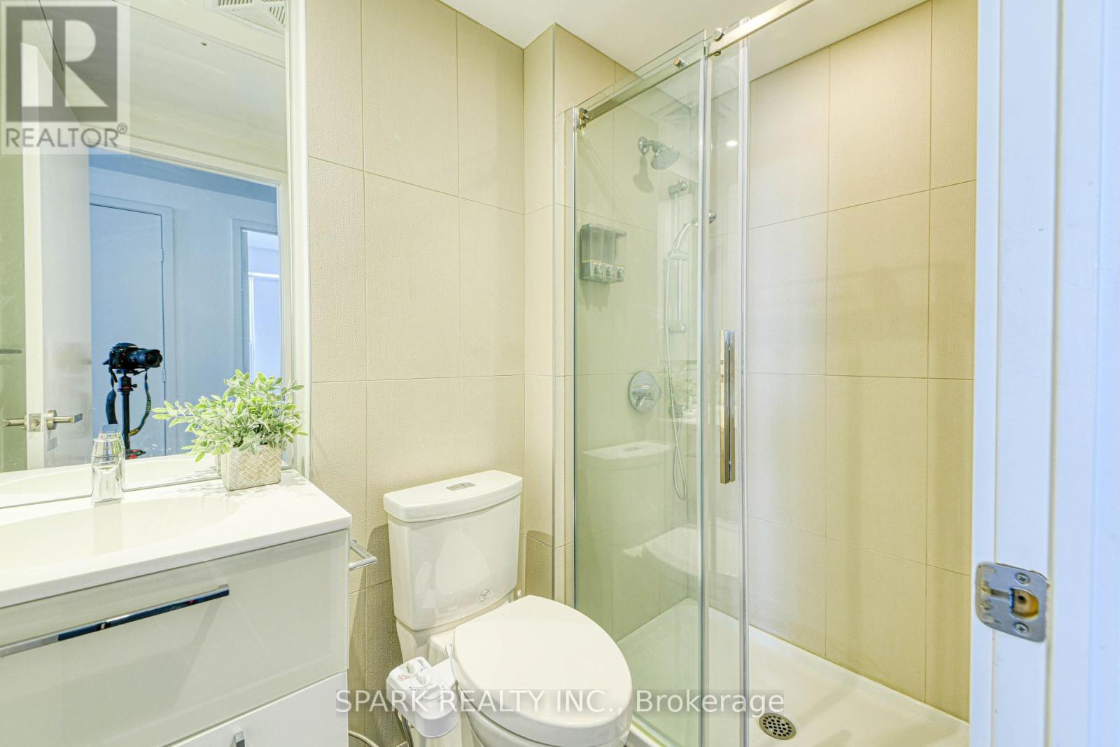 2405 - 15 Grenville Street, Toronto, Ontario  M4Y 1A1 - Photo 17 - C12408923