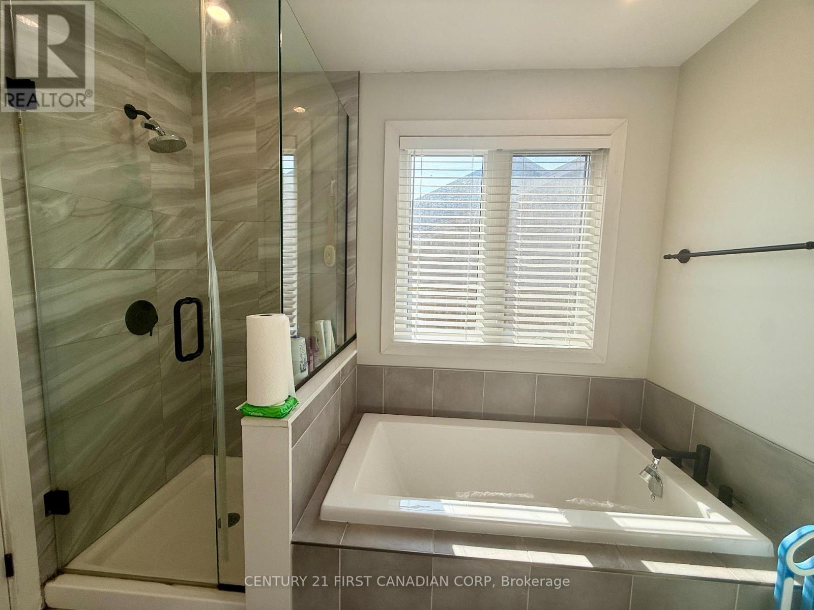 413 Ambleside Drive, London North, Ontario  N6G 4X9 - Photo 11 - X12409246