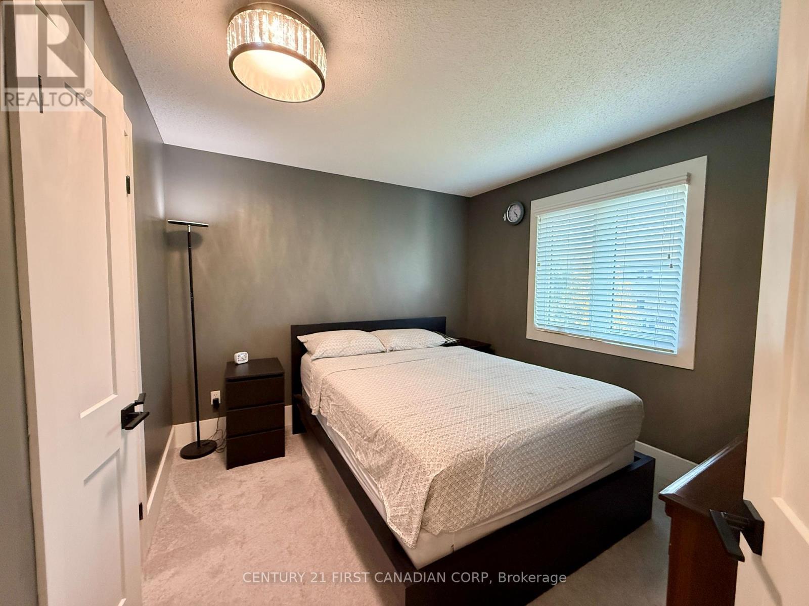 413 Ambleside Drive, London North, Ontario  N6G 4X9 - Photo 8 - X12409246