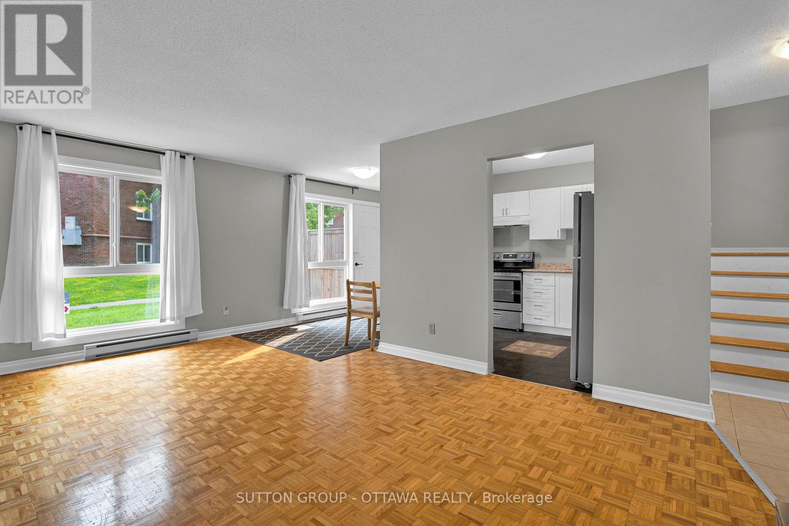 39j - 1958 Jasmine Crescent, Ottawa, Ontario  K1J 7W1 - Photo 5 - X12409167