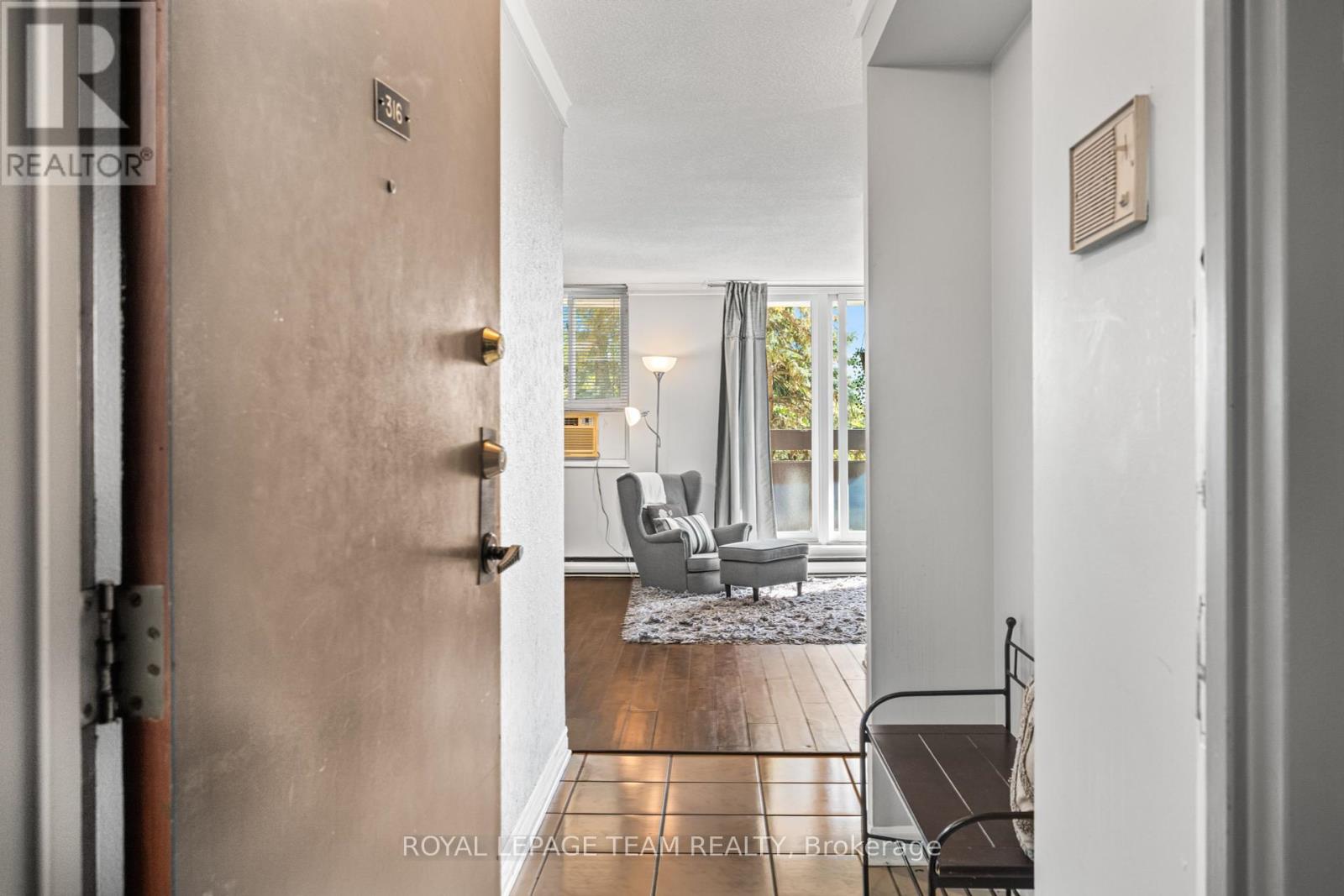316 - 2000 Jasmine Crescent, Ottawa, Ontario  K1J 8K4 - Photo 4 - X12409214