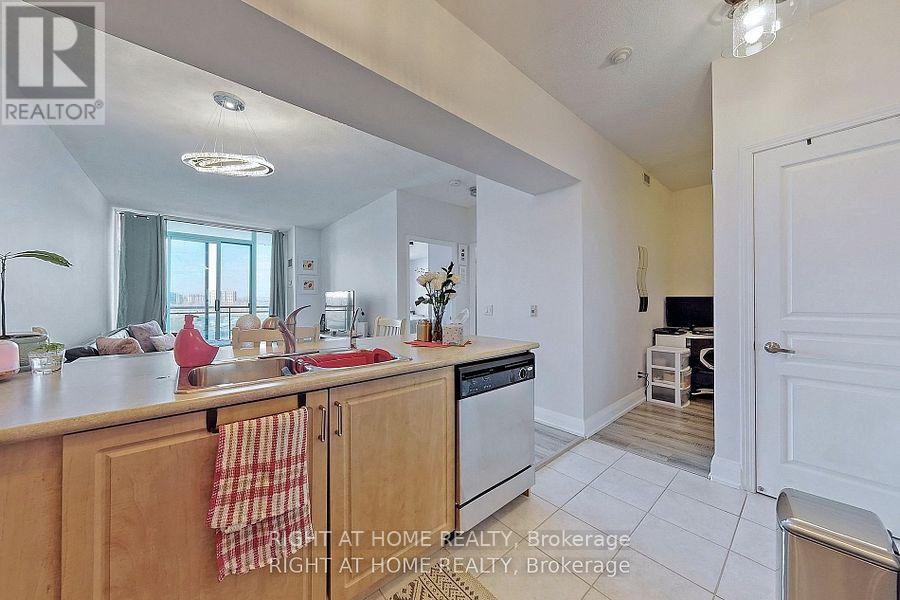 817 - 350 Red Maple Road, Richmond Hill, Ontario  L4C 0T5 - Photo 7 - N12408917
