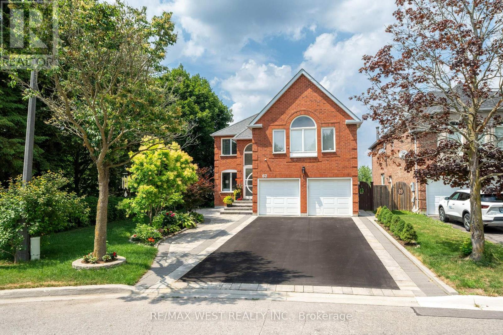 62 BRIARDALE PLACE, Aurora, Ontario