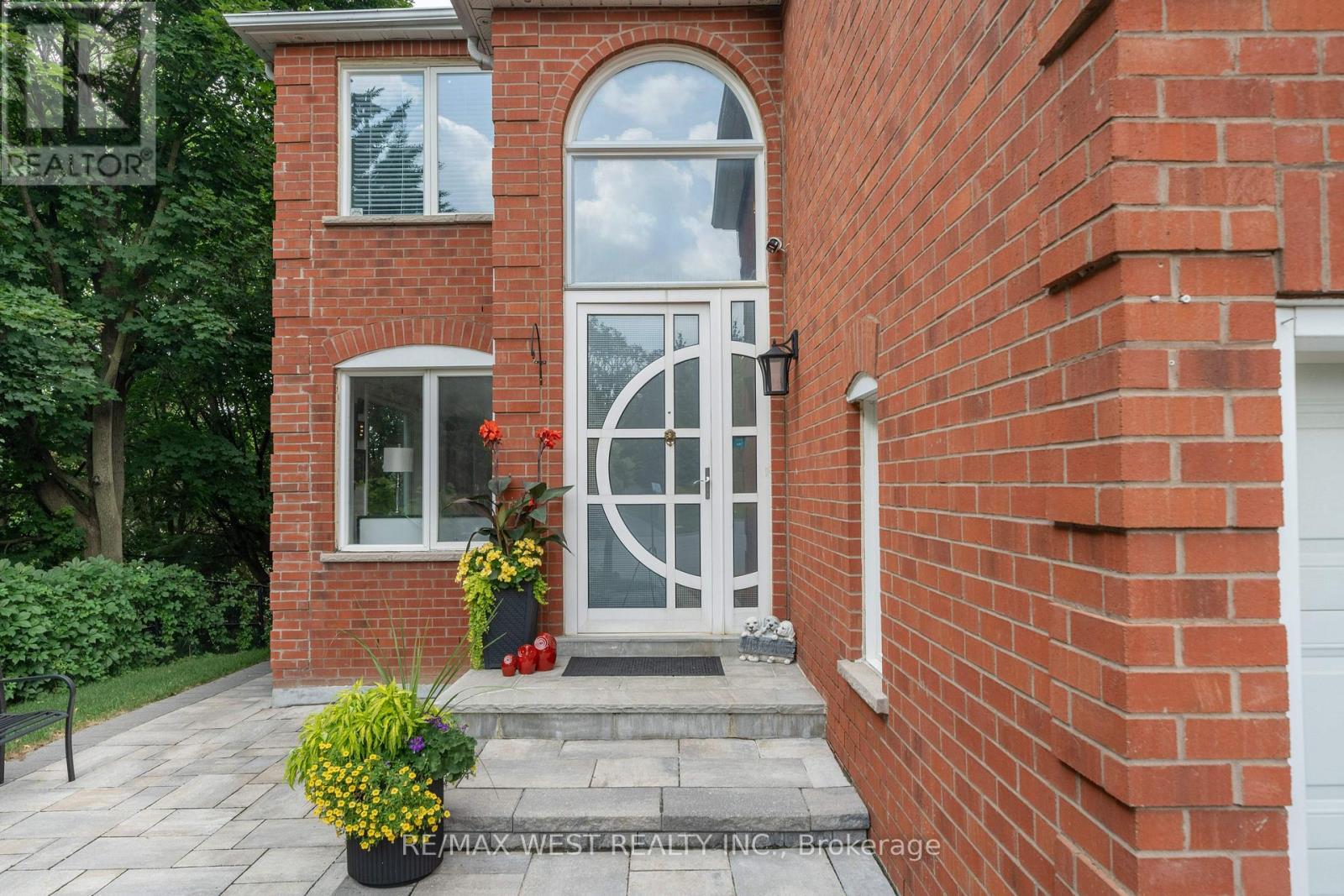 62 Briardale Place, Aurora, Ontario  L4G 6M4 - Photo 2 - N12409028