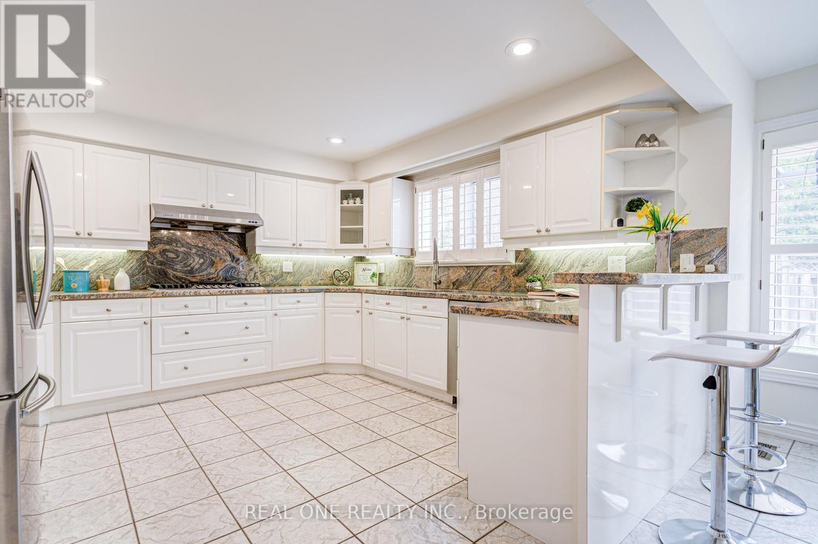 27 Binscarth Crescent, Vaughan, Ontario  L4J 4S4 - Photo 14 - N12409040