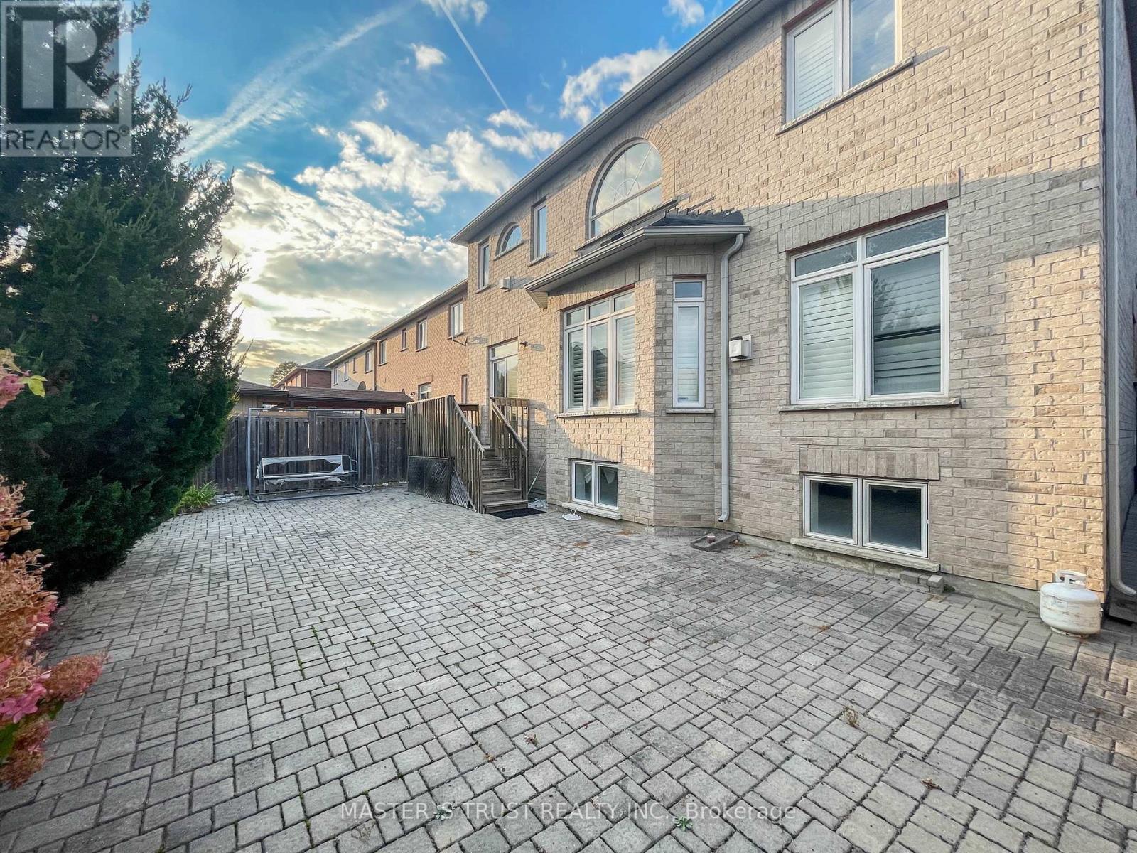 70 Brass Drive, Richmond Hill, Ontario  L4E 4T5 - Photo 4 - N12409093